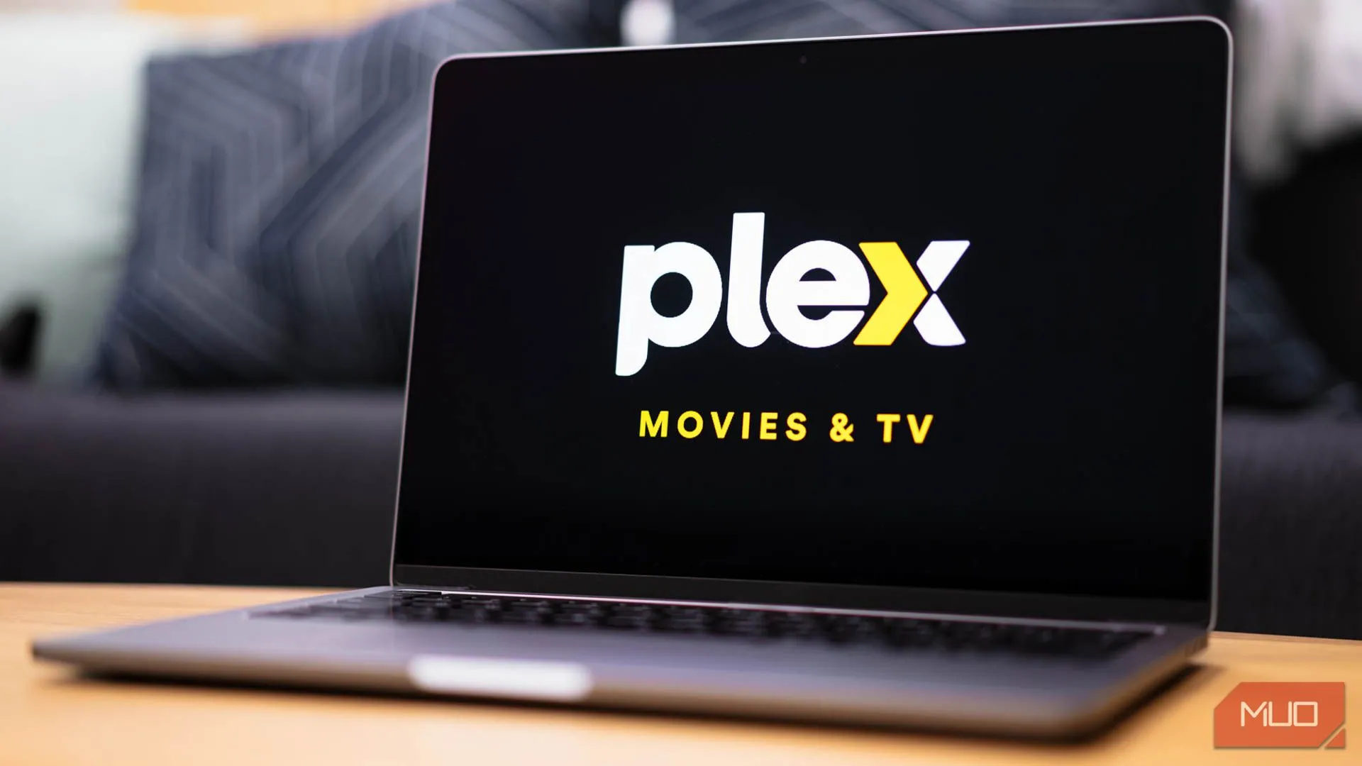 Logo Plex hiển thị trên màn hình laptop, biểu tượng cho giải pháp máy chủ media.