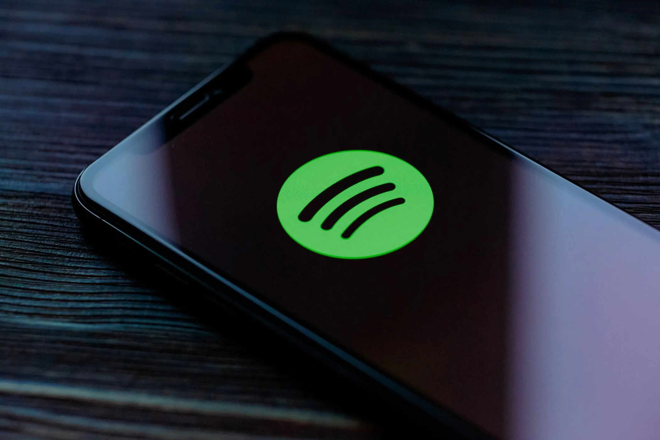 Logo Spotify nổi bật trên màn hình điện thoại thông minh
