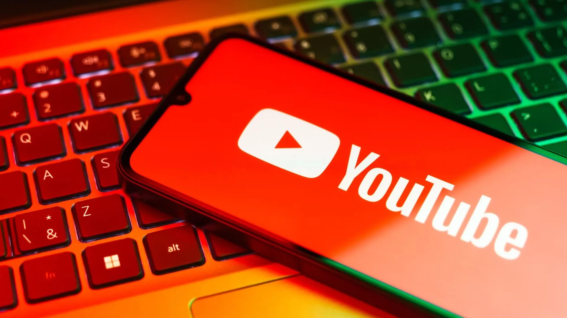 Logo YouTube rực rỡ hiển thị trên màn hình điện thoại thông minh