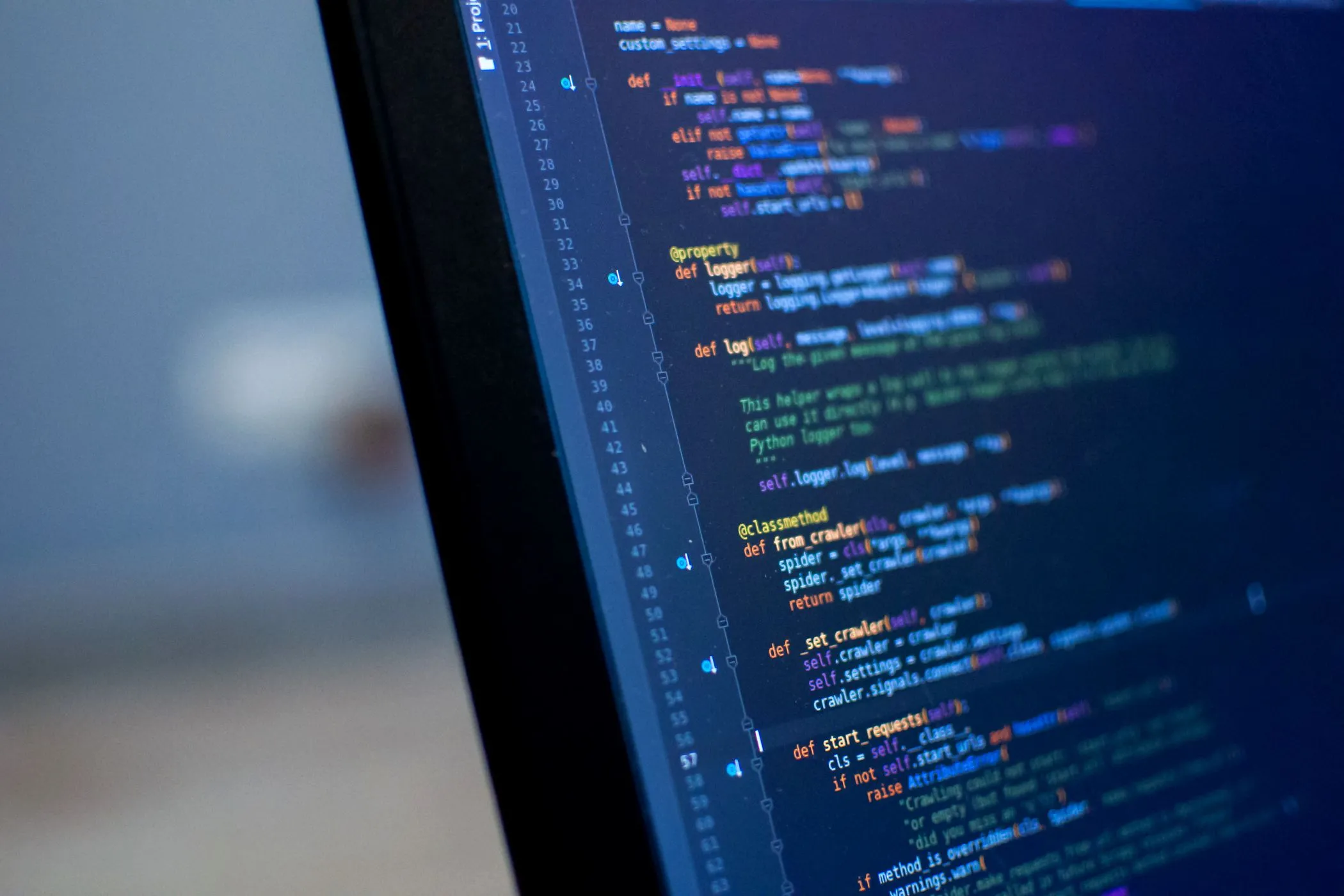 Mã nguồn Python hiển thị trên màn hình máy tính, minh họa khả năng suy luận và hiểu code chuyên sâu của AI.
