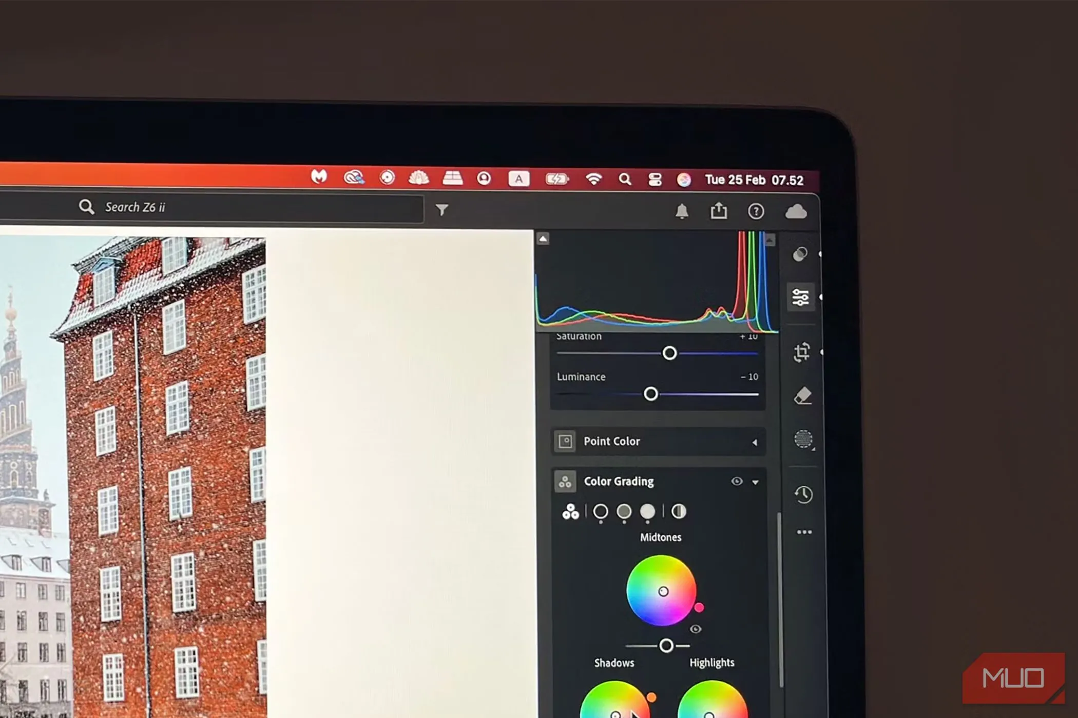 Màn hình Adobe Lightroom hiển thị thanh công cụ chỉnh màu sắc và một bức ảnh JPEG đang được chỉnh sửa, minh họa khả năng hậu kỳ chuyên sâu.