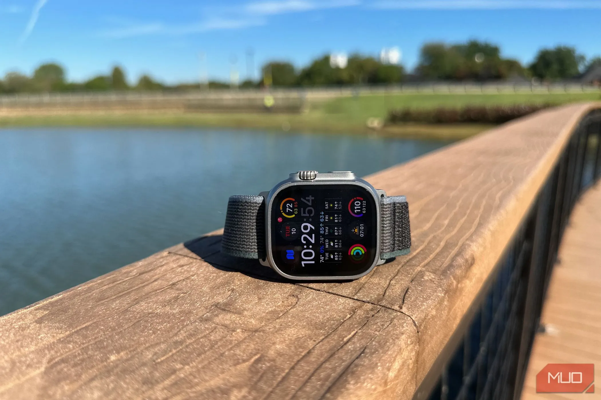 Màn hình Apple Watch Ultra 2 siêu sáng 3000 nits hiển thị rõ nét ngoài trời