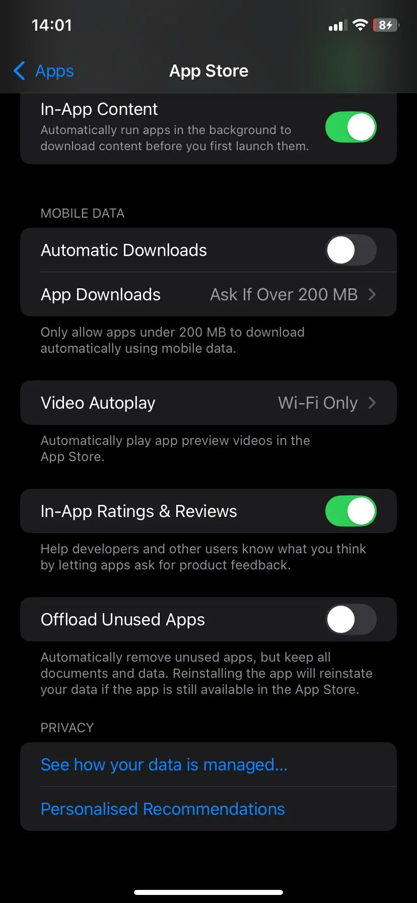Màn hình cài đặt App Store trên iPhone, hiển thị tùy chọn &quot;Gỡ bỏ ứng dụng không dùng&quot;.