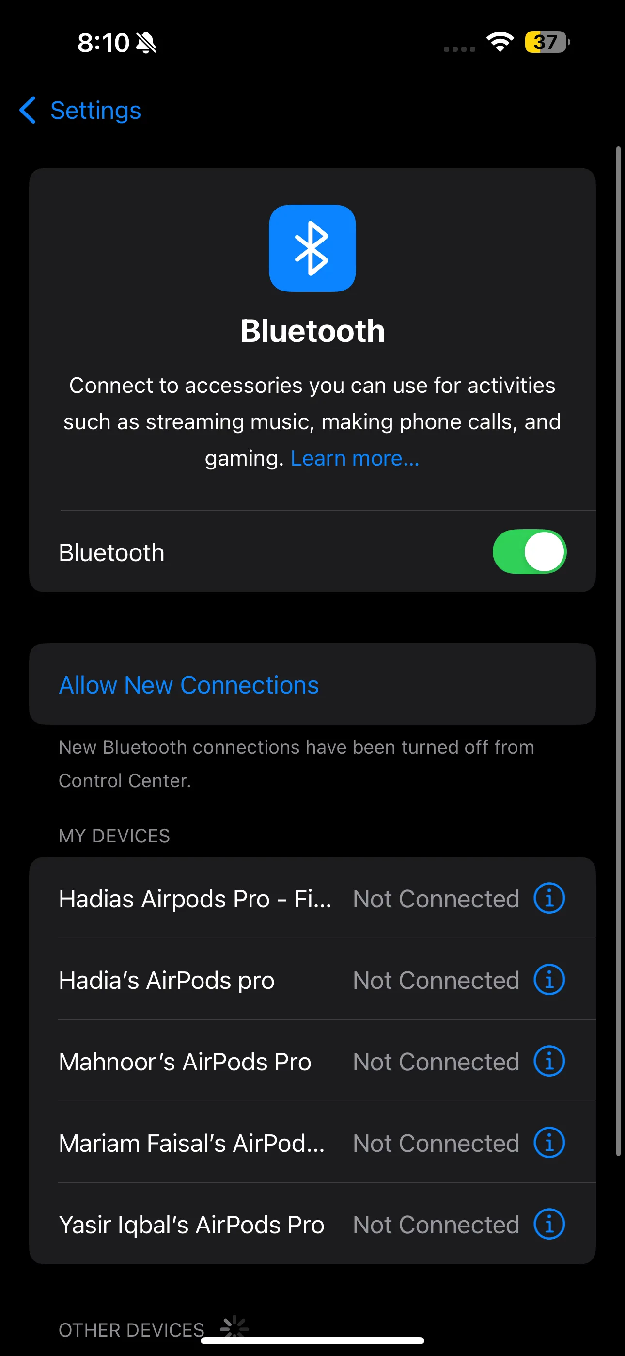 Màn hình cài đặt Bluetooth trên iPhone, hiển thị danh sách các thiết bị đã kết nối và thông tin AirPods