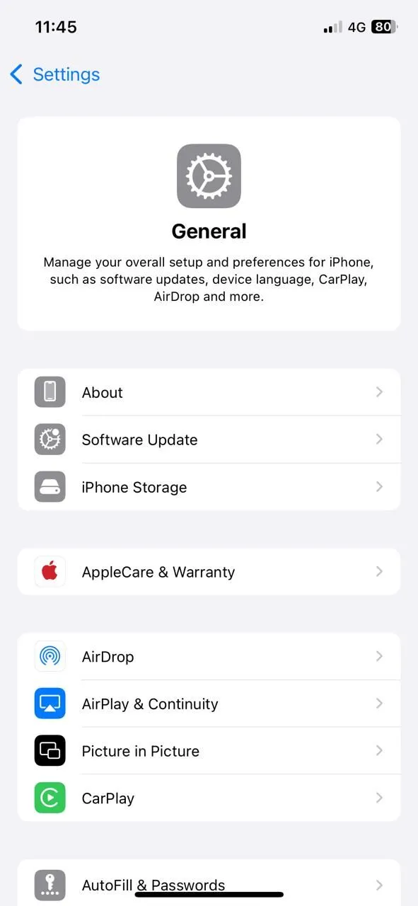 Màn hình Cài đặt chung trên iPhone, hiển thị các tùy chọn cập nhật phần mềm.