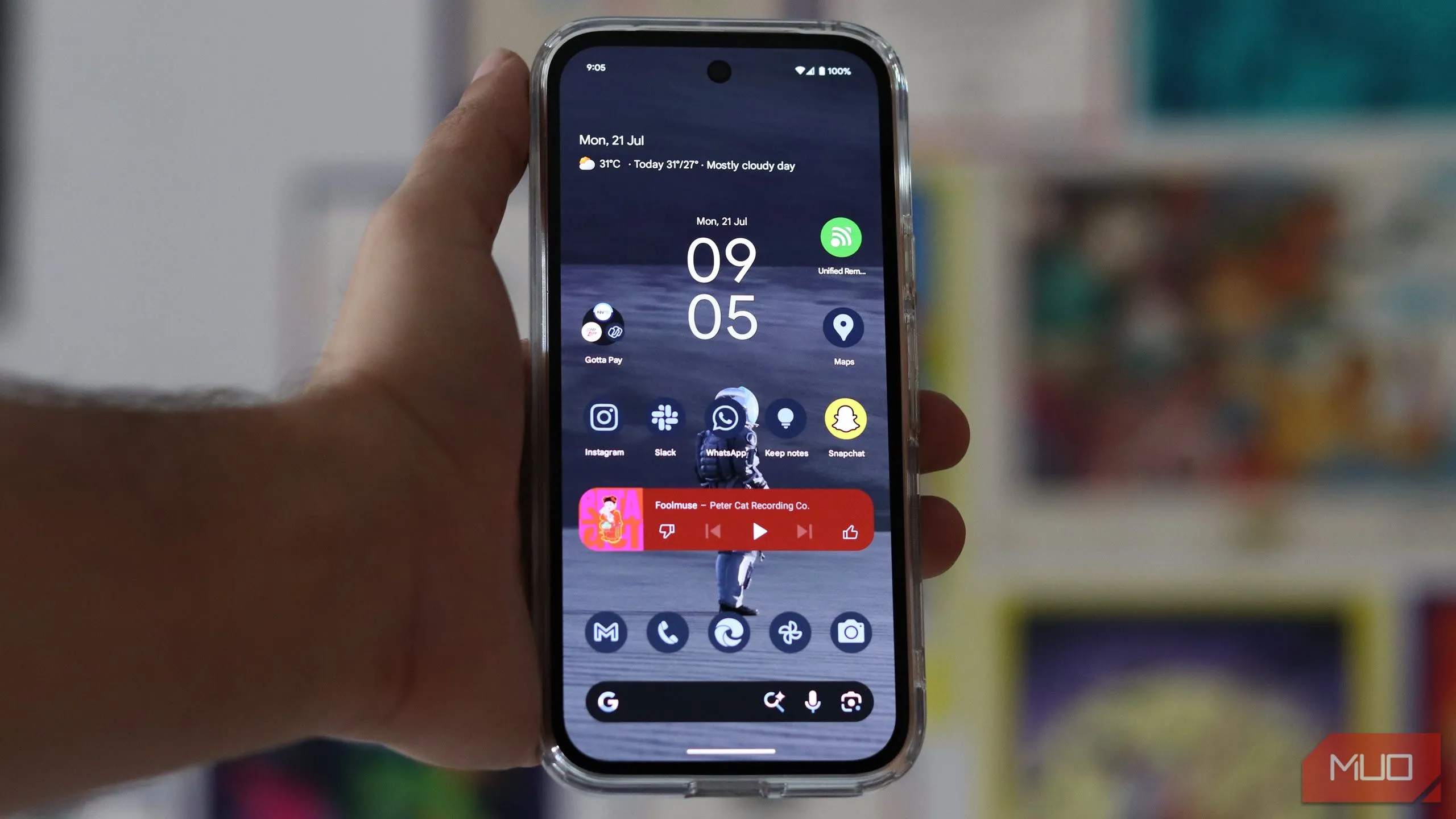 Màn hình chính của Pixel Launcher trên điện thoại Pixel 9a với widget At a Glance