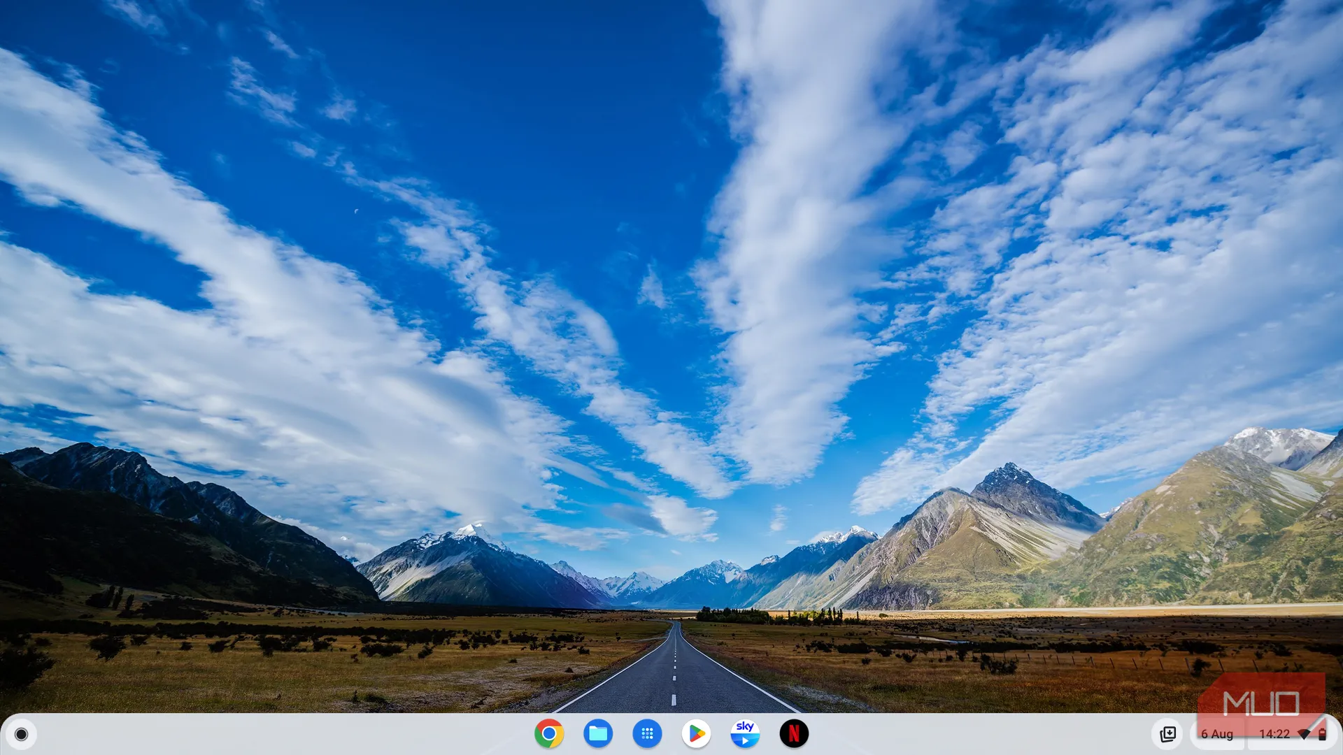 Màn hình chính đơn giản của ChromeOS với hình nền phong cảnh và thanh công cụ tiện lợi