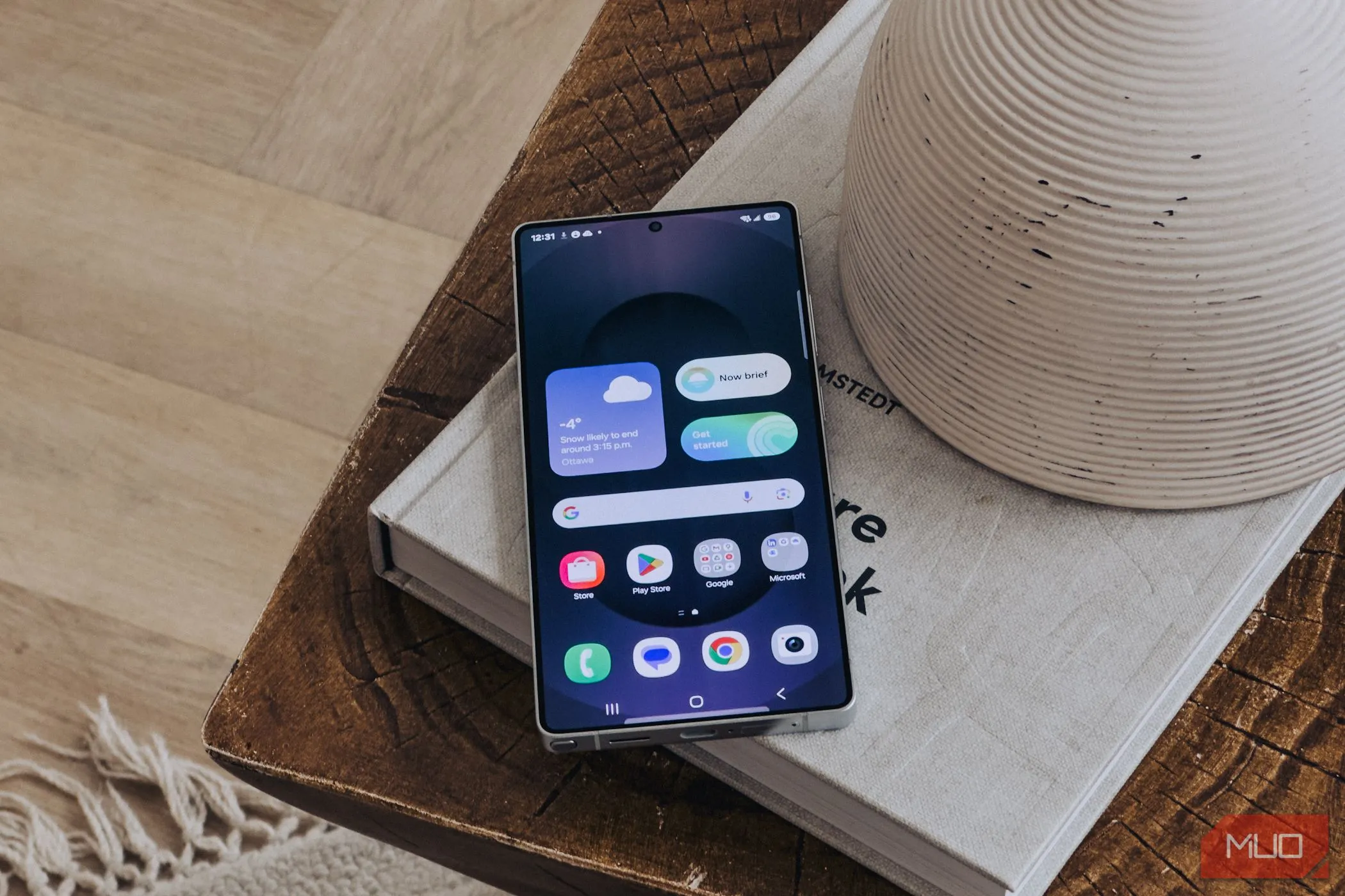 Màn hình chính Samsung Galaxy S25 hiển thị tính năng Daily Brief, cho thấy giao diện và trải nghiệm phần mềm mới.