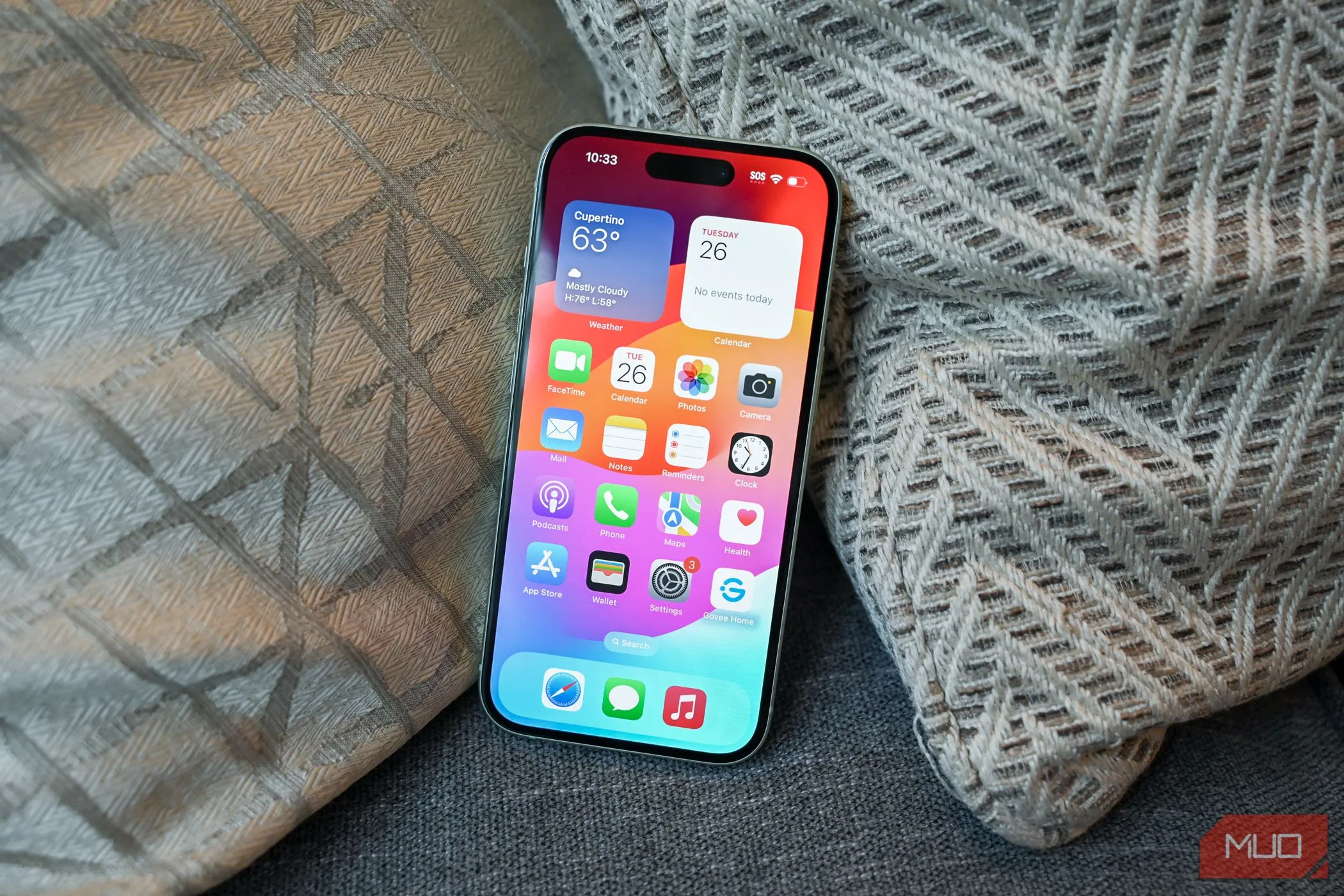 Màn hình chính trên iPhone 15 hiển thị giao diện iOS 26 mới