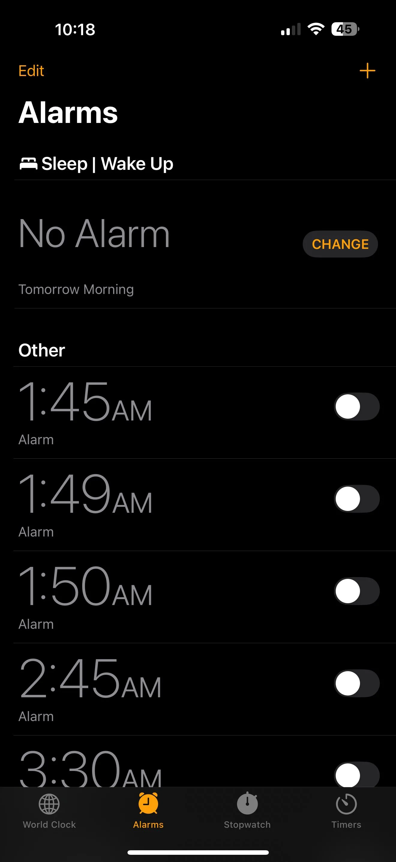Màn hình chính ứng dụng Đồng hồ trên iPhone với các tùy chọn báo thức.