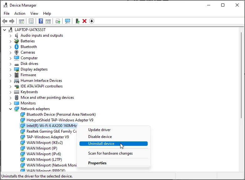Màn hình Device Manager trên Windows 11 với tùy chọn &quot;Uninstall device&quot; cho bộ điều hợp mạng Wi-Fi được chọn