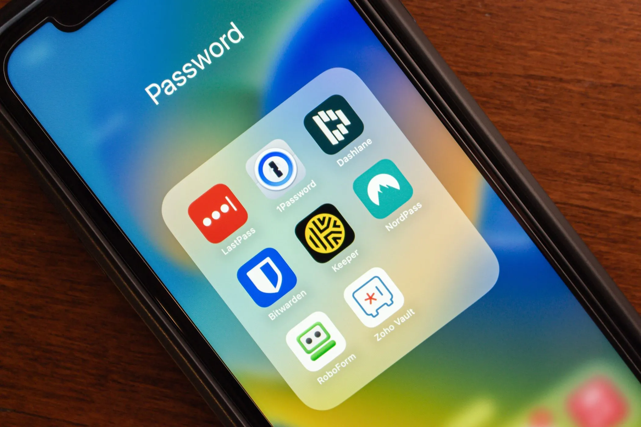 Màn hình điện thoại hiển thị các logo ứng dụng quản lý mật khẩu phổ biến như LastPass, Bitwarden, giúp bảo mật thông tin.