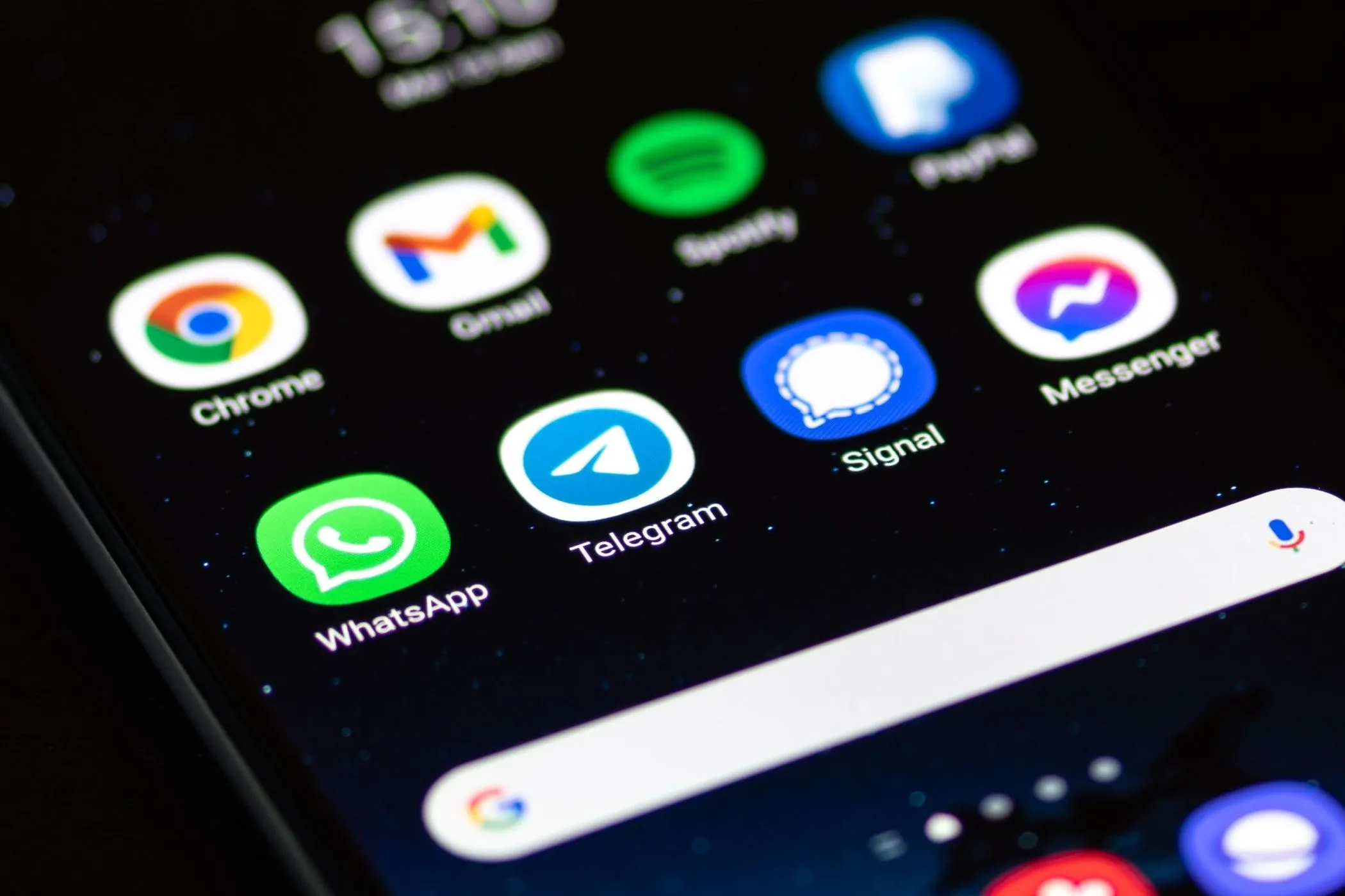 Màn hình điện thoại hiển thị các ứng dụng nhắn tin như Zalo, Messenger, minh họa ứng dụng không hoạt động đúng khi bật Low Power Mode