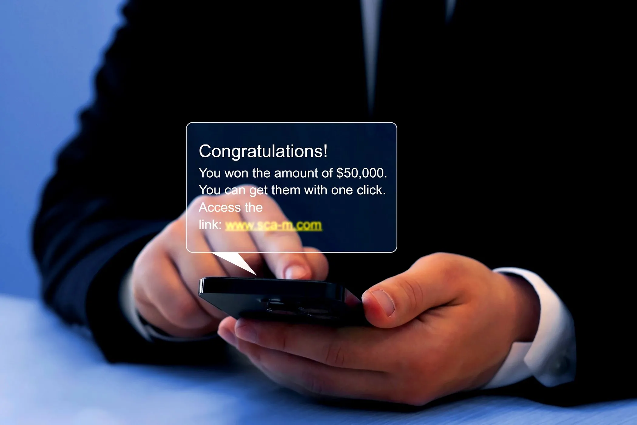 Màn hình điện thoại hiển thị tin nhắn lừa đảo (phishing scam text), biểu tượng cảnh báo các cuộc trò chuyện riêng tư cần được bảo vệ.