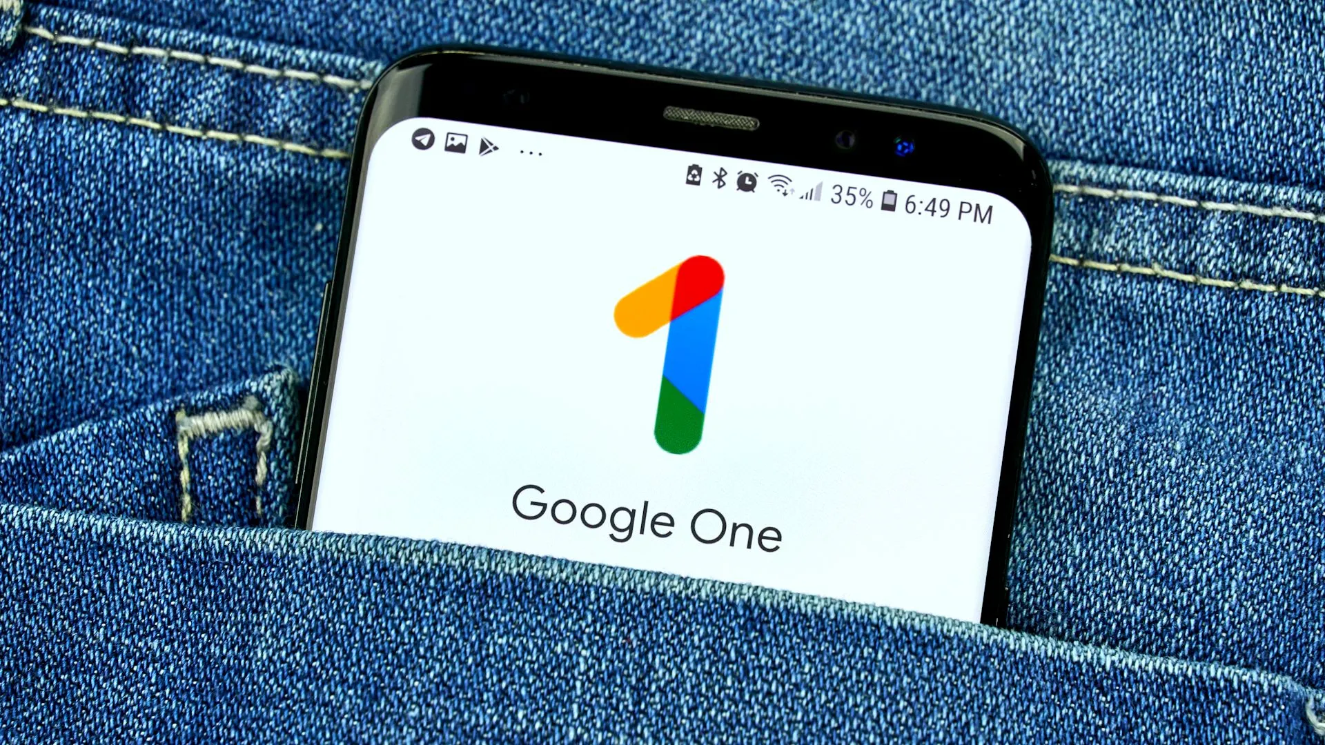 Màn hình điện thoại hiển thị ứng dụng Google One, nơi bạn có thể tìm ưu đãi giảm giá YouTube Premium