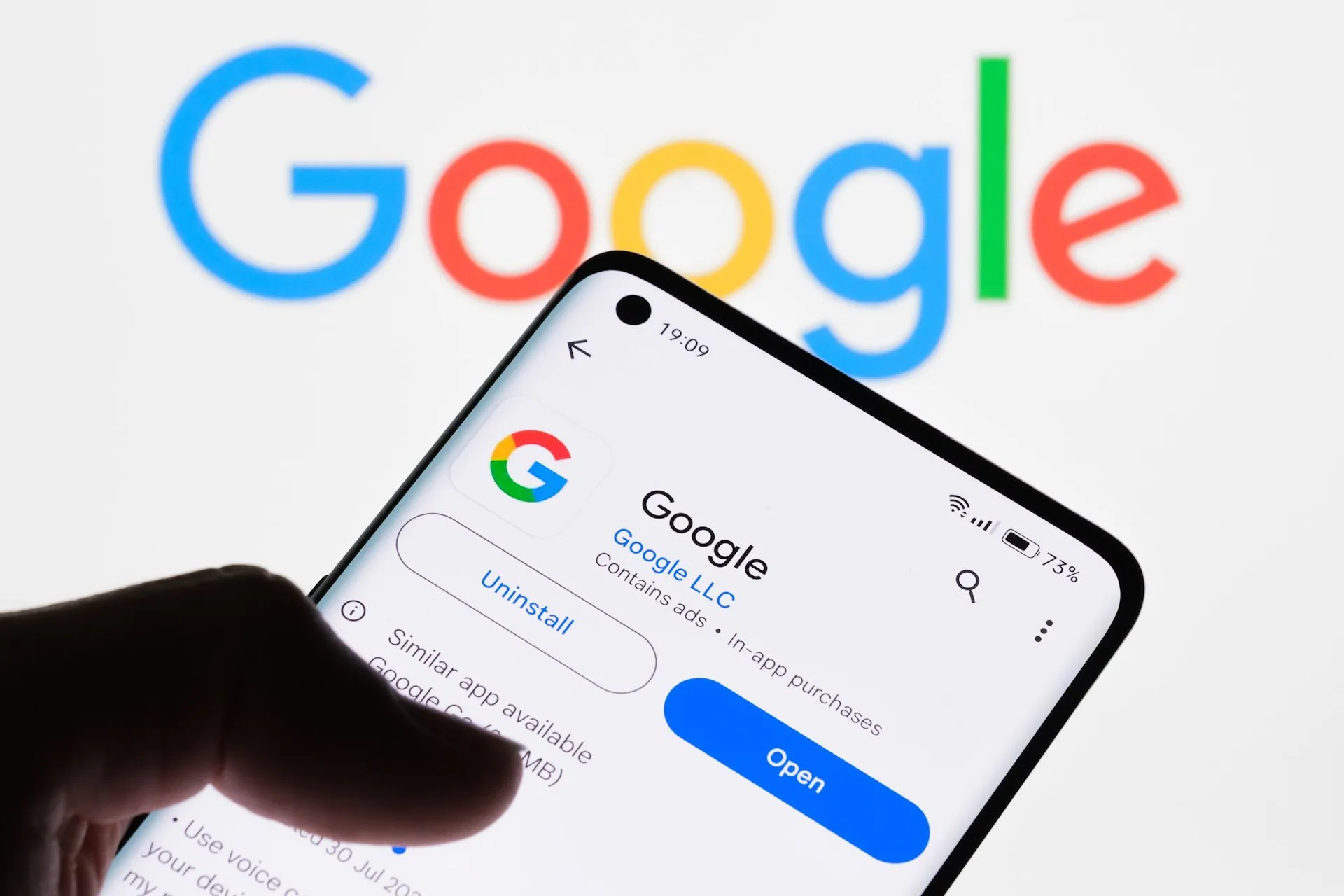Màn hình điện thoại hiển thị ứng dụng Google, thể hiện tầm quan trọng của cập nhật bảo mật Android