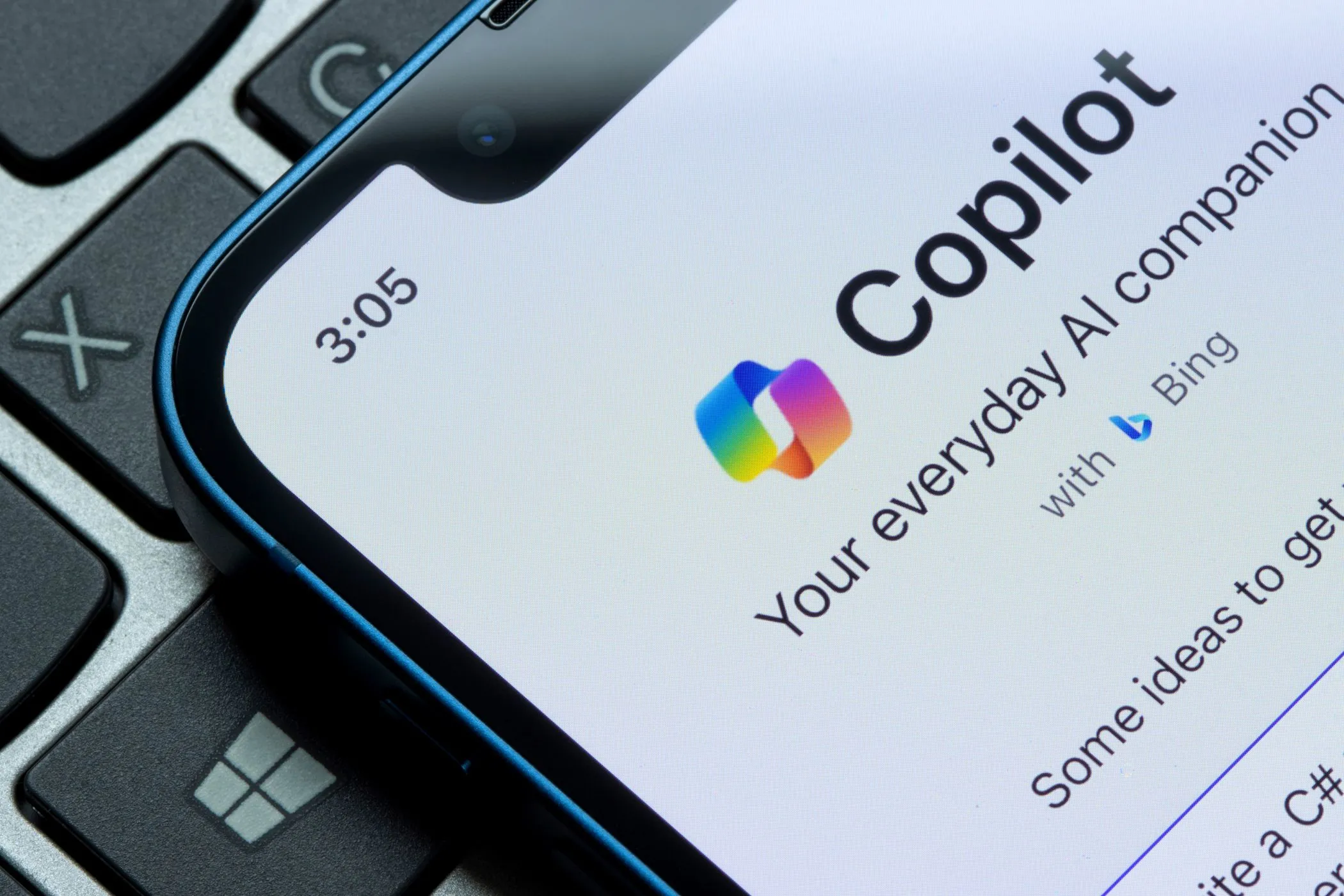 Màn hình điện thoại minh họa Microsoft Copilot và các tính năng AI tích hợp
