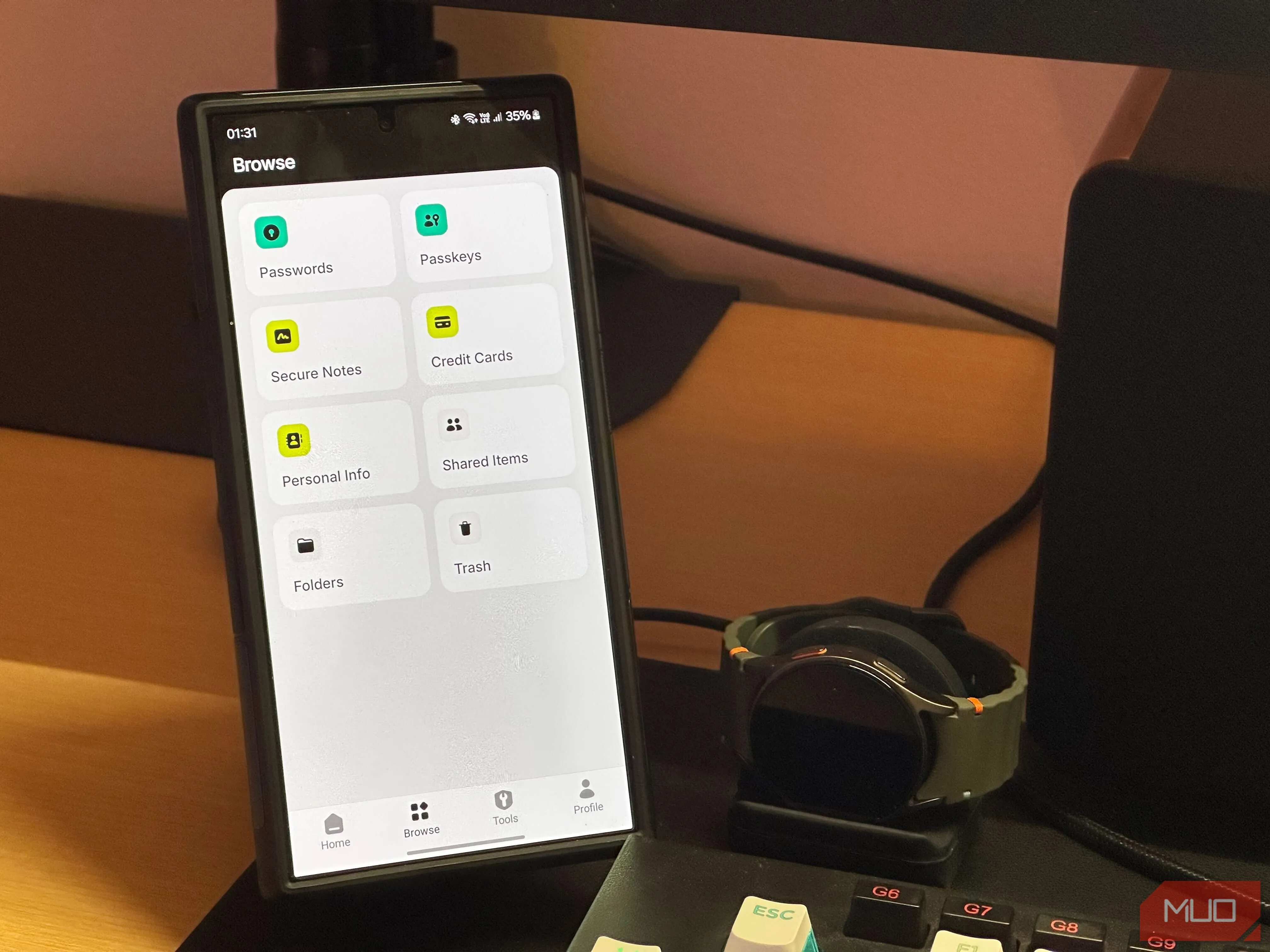 Màn hình điện thoại Samsung Galaxy S24 Ultra hiển thị ứng dụng quản lý mật khẩu NordPass, giúp lưu trữ và tạo mật khẩu an toàn.