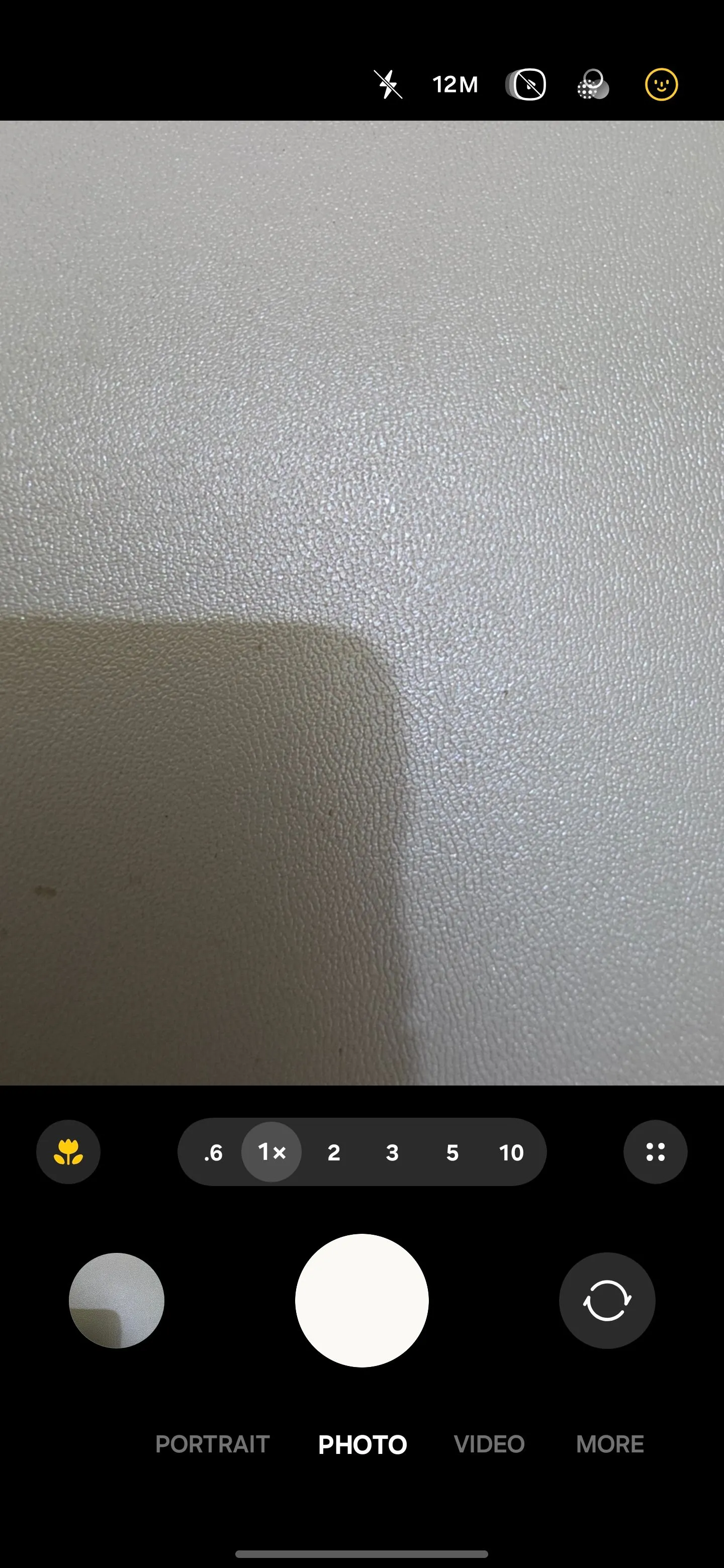 Màn hình điện thoại Samsung Galaxy S25 Ultra đang mở ứng dụng camera, hiển thị các chế độ chụp khác nhau.