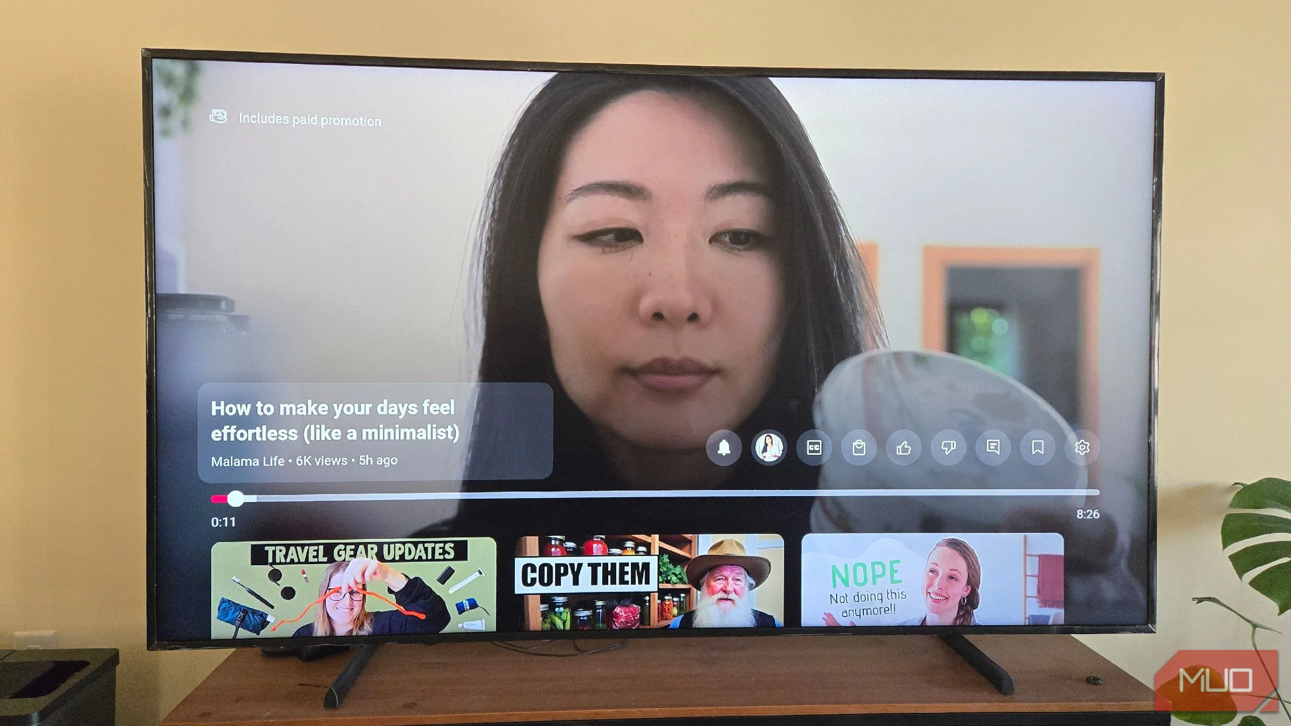Màn hình hiển thị YouTube TV đang tạm dừng trên Smart TV