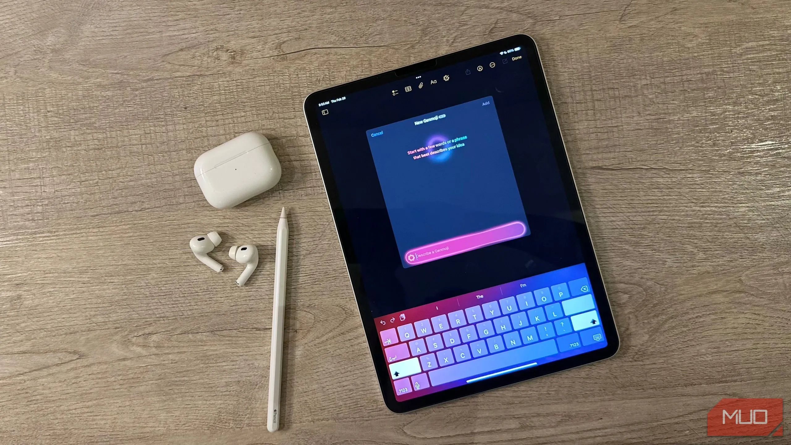 Màn hình iPad hiển thị Genmoji, bên cạnh là AirPods Pro và Apple Pencil biểu trưng cho hệ sinh thái sáng tạo