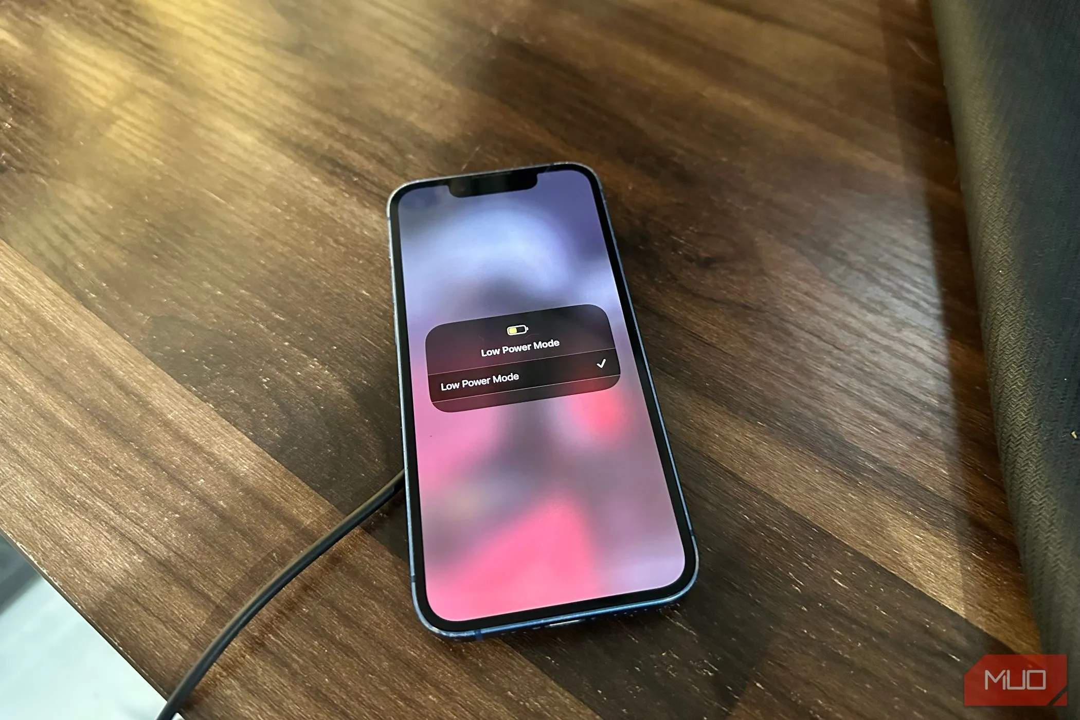 Màn hình iPhone 14 hiển thị chế độ Nguồn điện thấp, minh họa tính năng tiết kiệm pin.