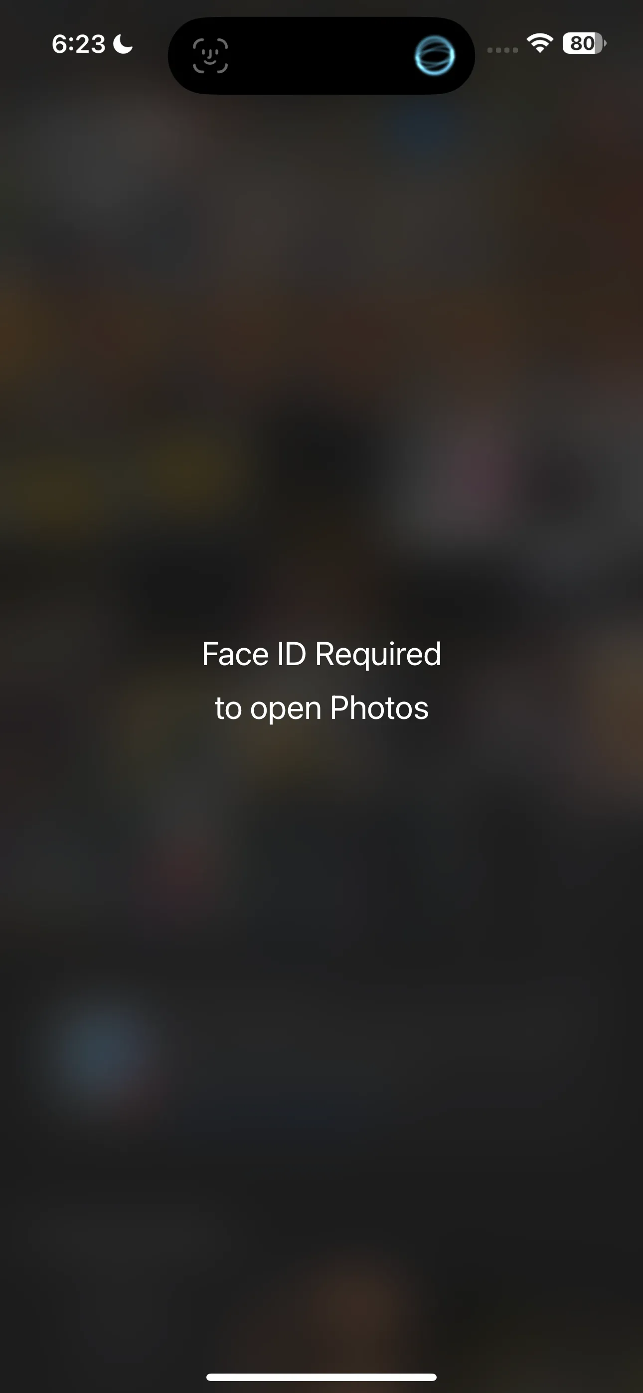 Màn hình iPhone yêu cầu Face ID để mở ứng dụng Ảnh đã khóa