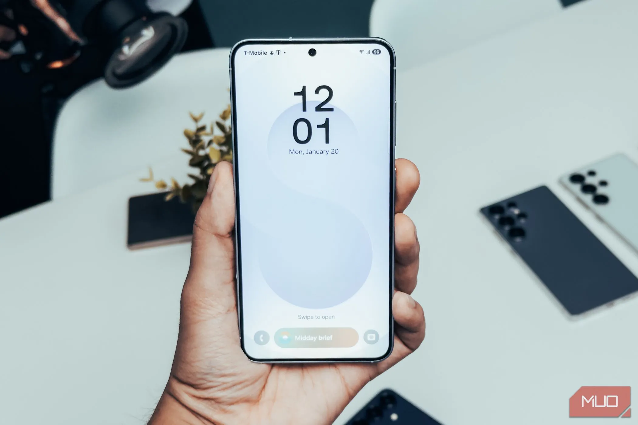 Màn hình khóa của Samsung Galaxy S25 hiển thị tính năng Galaxy AI mới.