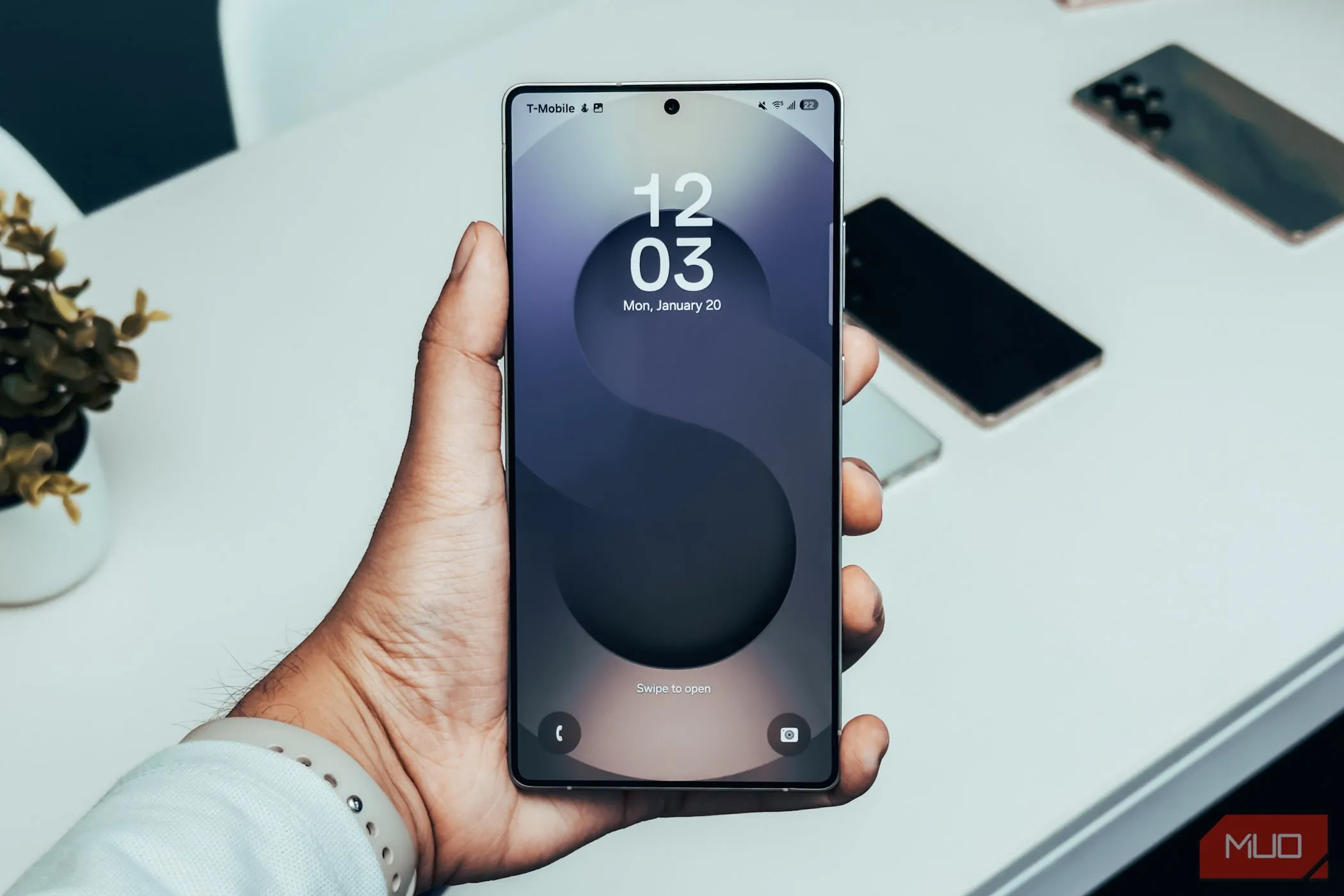 Màn hình khóa Galaxy S25 Ultra trên tay, thể hiện hiệu năng xử lý mượt mà