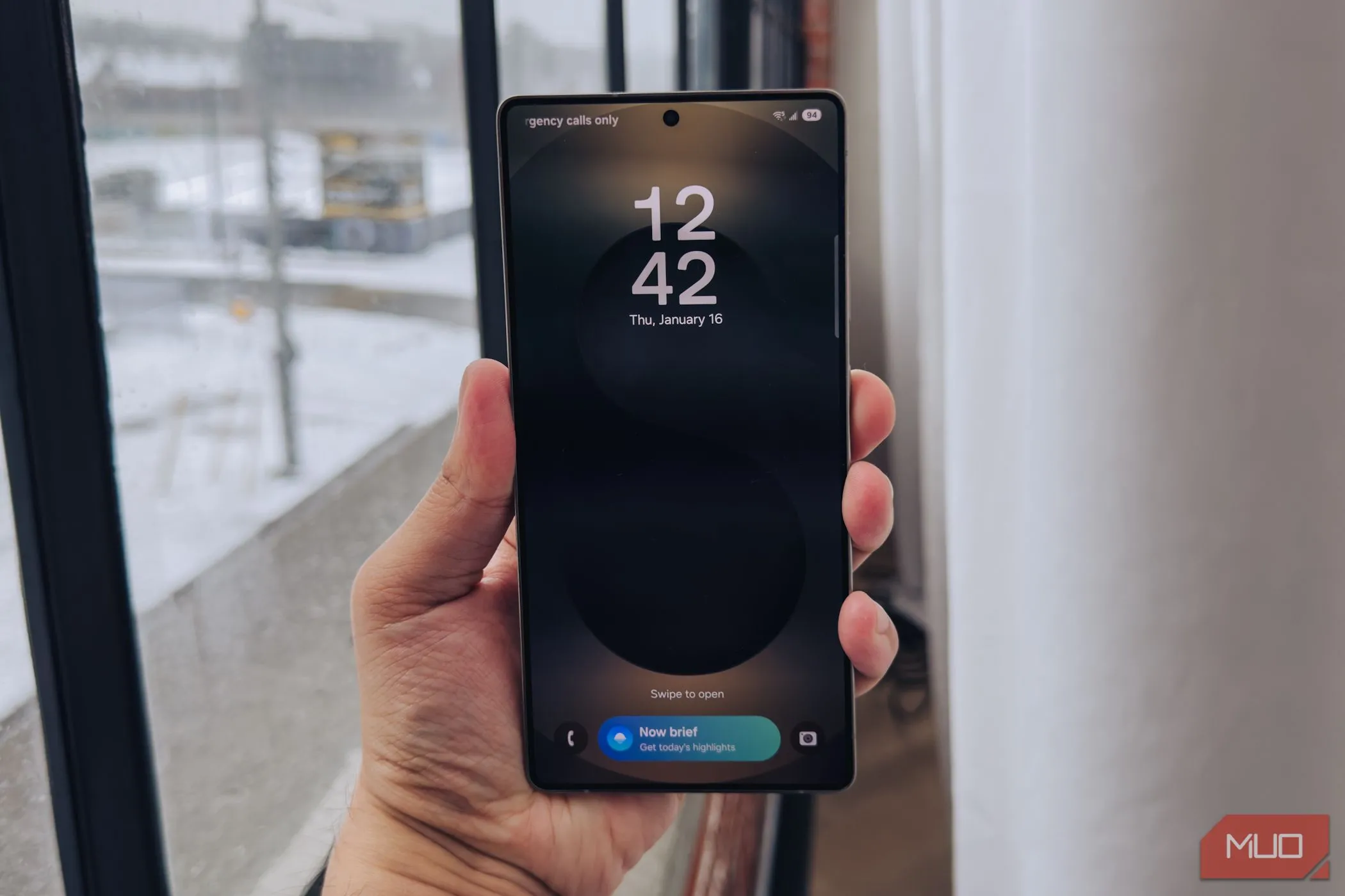 Màn hình khóa Galaxy S25 Ultra với tính năng Now Brief, tiện lợi cho thông báo nhanh