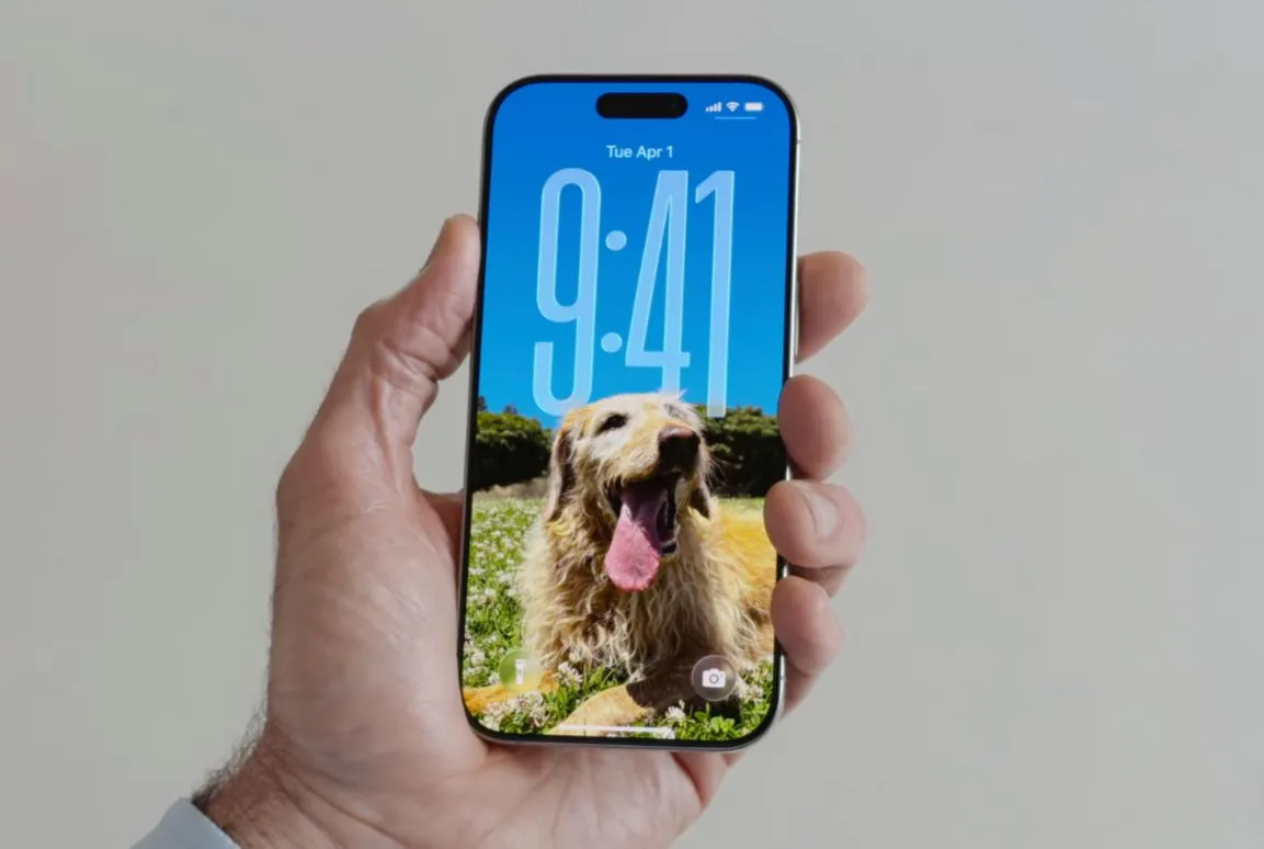 Màn hình khóa iOS 26 với đồng hồ kỹ thuật số lớn tùy chỉnh