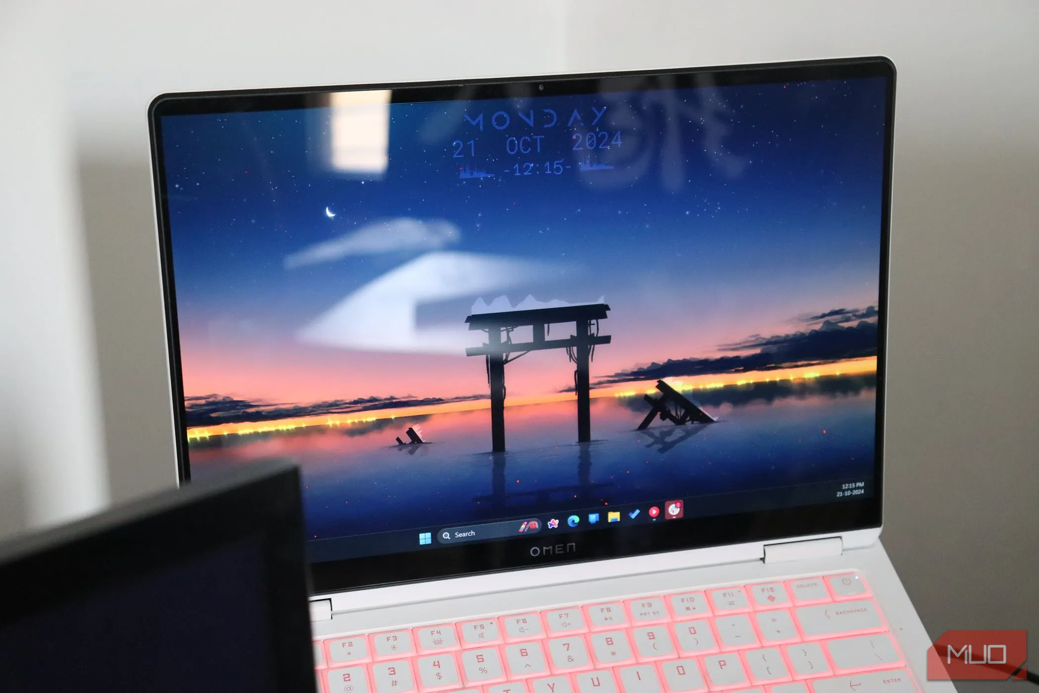 Màn hình laptop HP Omen Transcend 14 hiển thị rõ nét từ nhiều góc nhìn, minh họa ưu điểm góc nhìn rộng của tấm nền OLED.