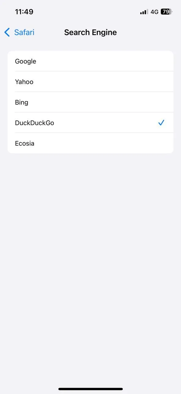 Màn hình lựa chọn công cụ tìm kiếm mặc định trong cài đặt Safari trên iPhone, bao gồm DuckDuckGo.