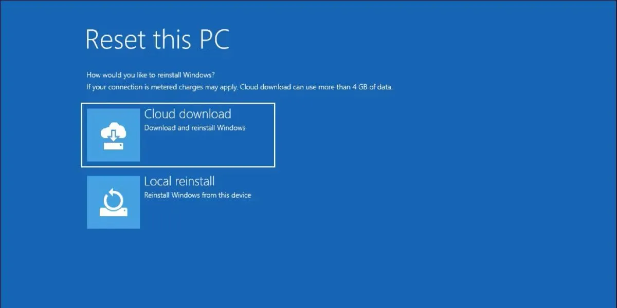 Màn hình lựa chọn &quot;Tải xuống đám mây&quot; hoặc &quot;Cài đặt lại cục bộ&quot; khi reset Windows 11 qua WinRE.