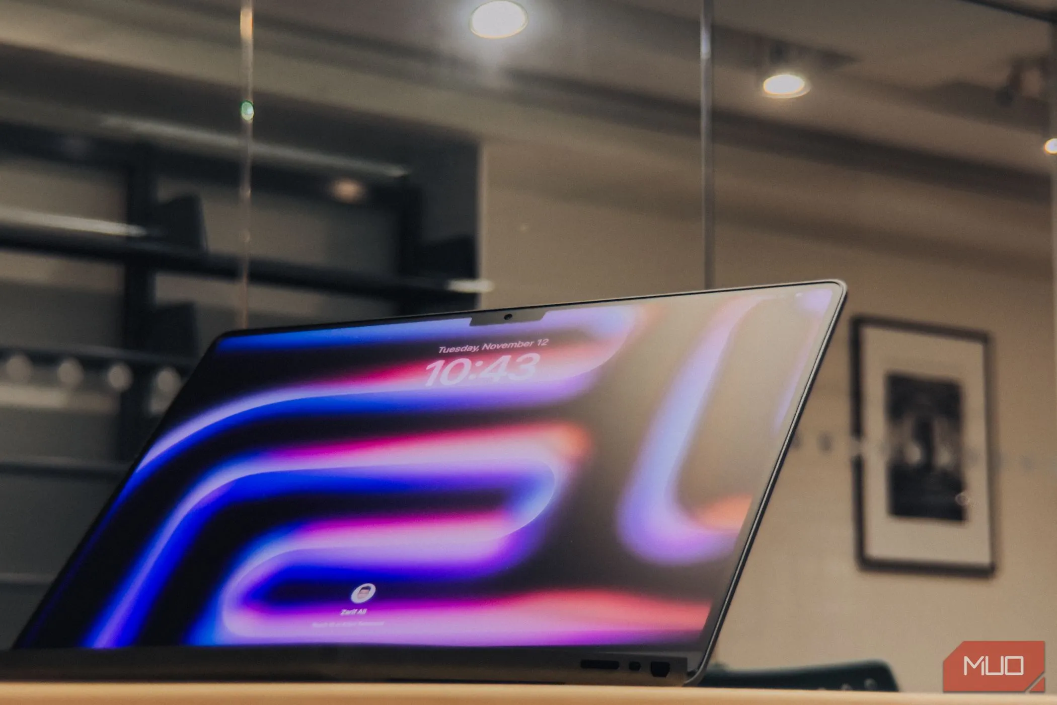 Màn hình MacBook Pro M4 với lớp phủ nano-texture giảm chói, so sánh với Zenbook S 16