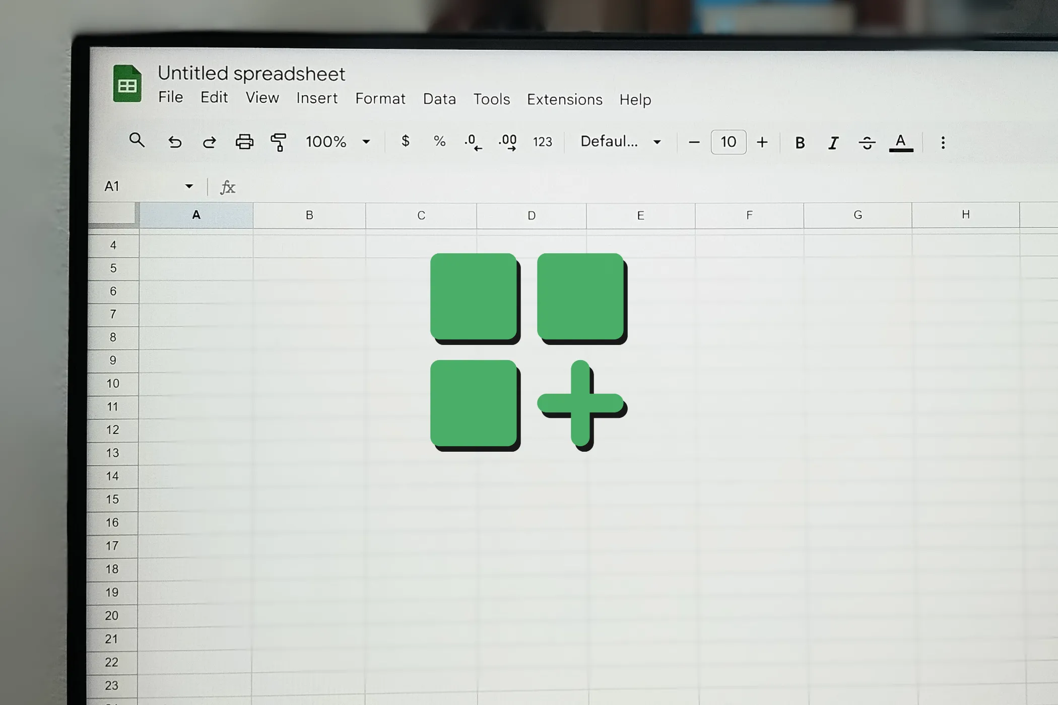 Màn hình máy tính hiển thị Google Sheets với các tiện ích bổ sung, gợi ý khả năng phân tích dữ liệu