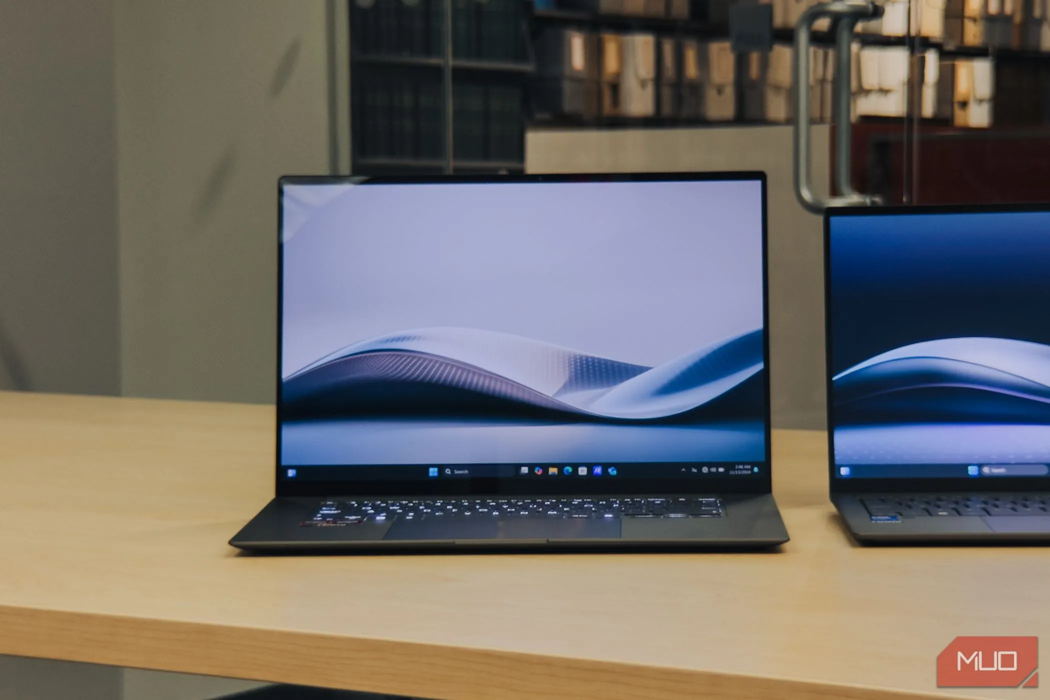 Màn hình OLED 16 inch rực rỡ của ASUS Zenbook S 16 hiển thị hình ảnh sống động