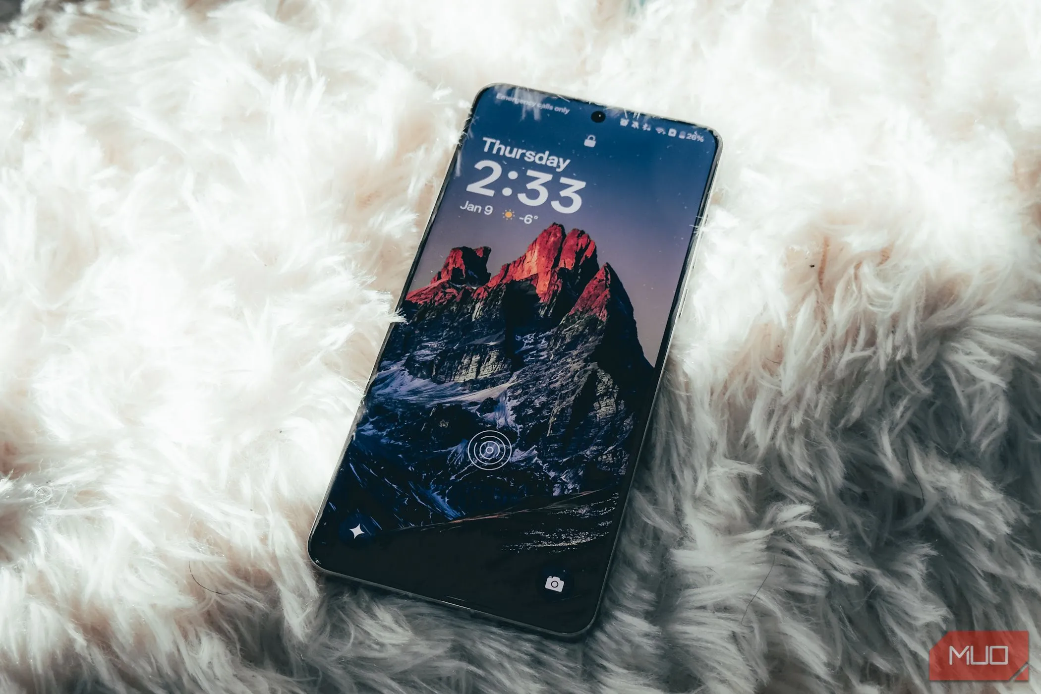 Màn hình OnePlus 13 đang bật, nằm nghiêng trên thảm, thể hiện độ sáng và chất lượng hiển thị.