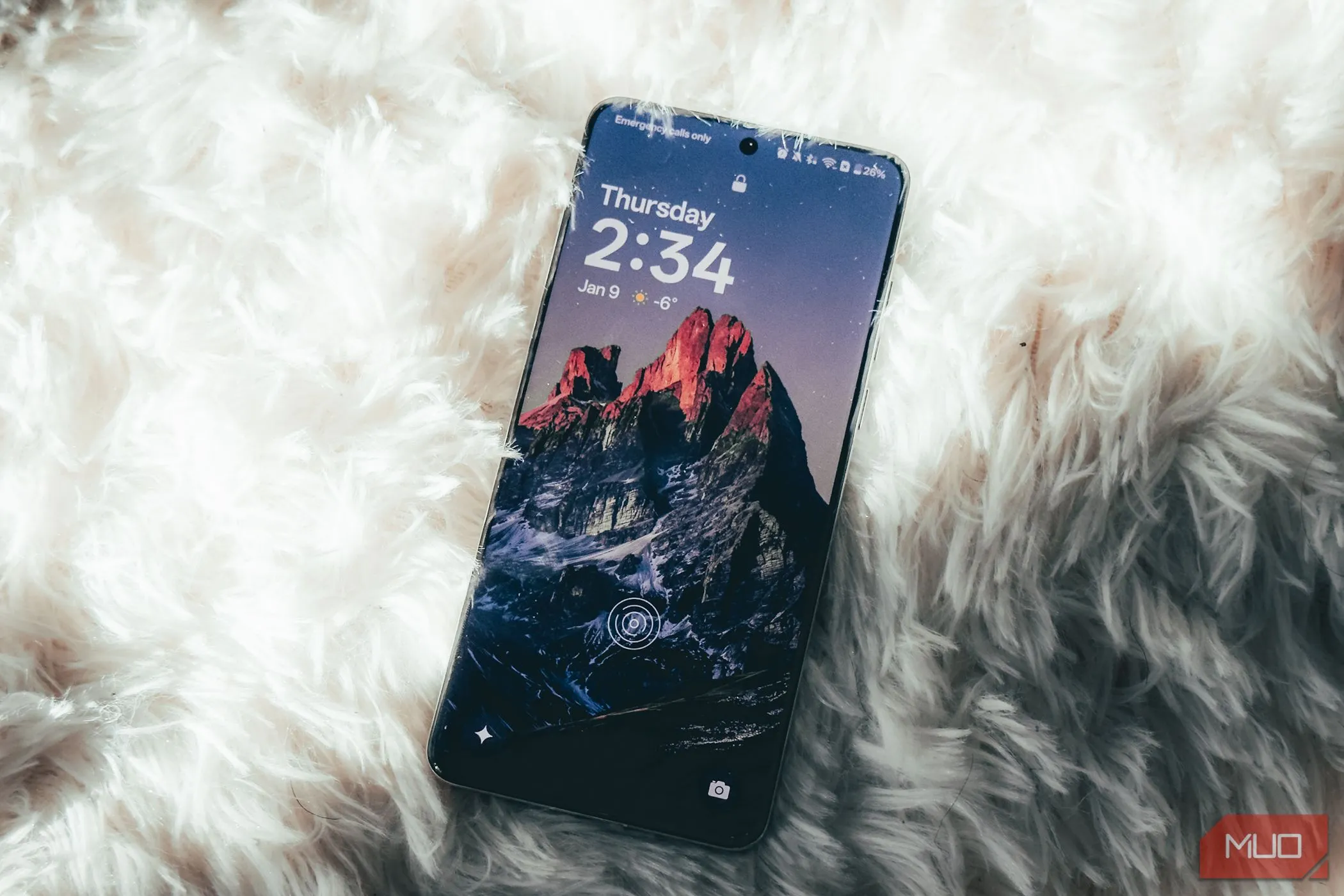 Màn hình OnePlus 13 hiển thị nội dung sống động trên bề mặt thảm trắng.