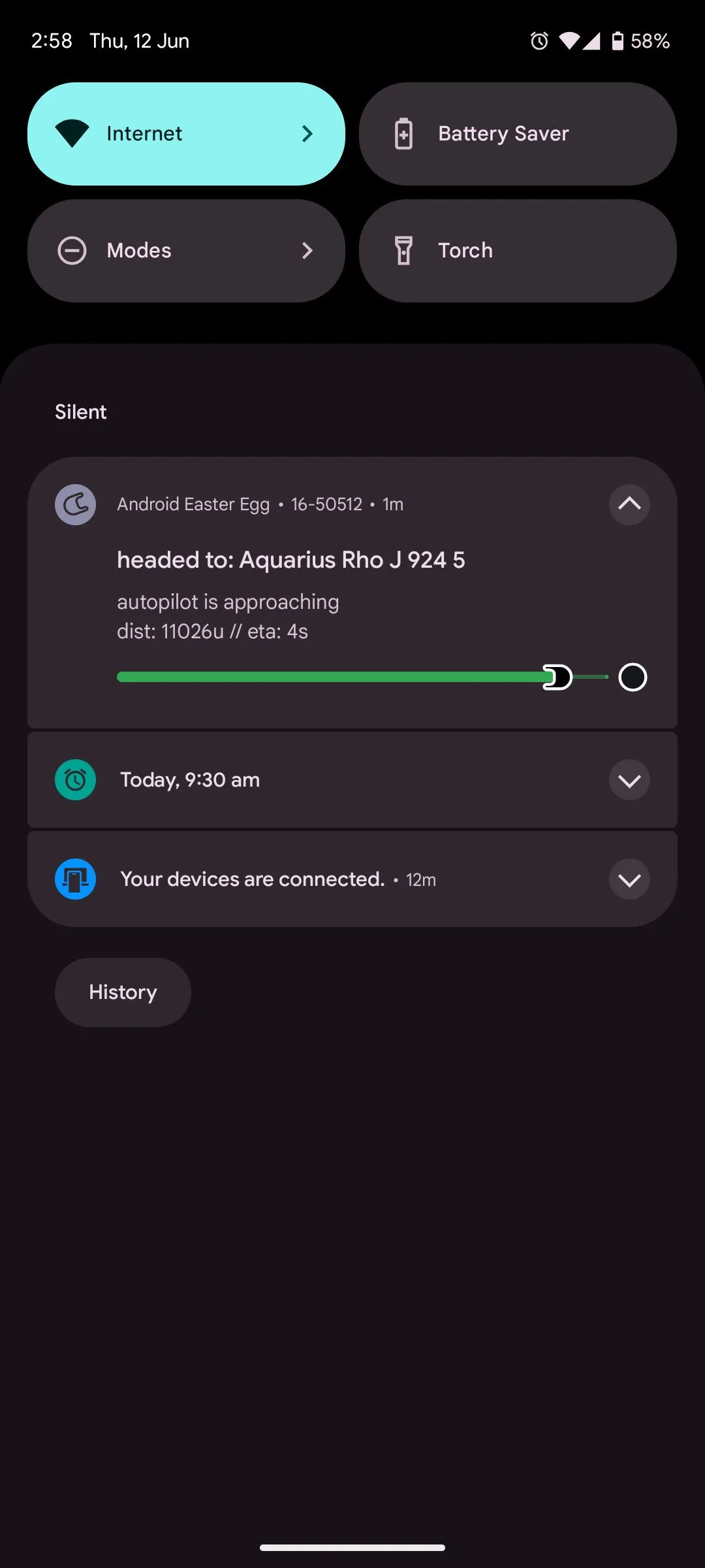 Màn hình thông báo Live Updates tương tác và biểu tượng Easter Egg độc đáo trên Android 16