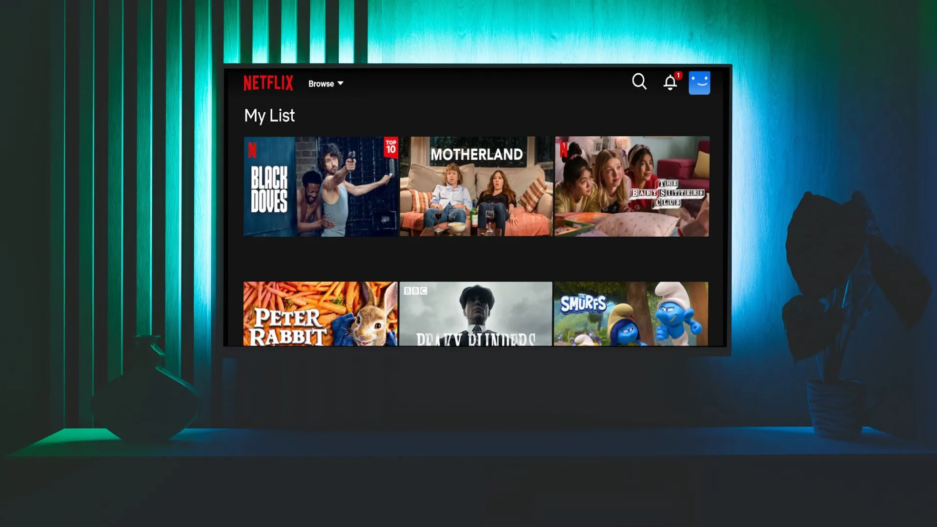 Màn hình TV hiển thị giao diện danh sách xem của Netflix, minh họa trải nghiệm xem phim tại nhà