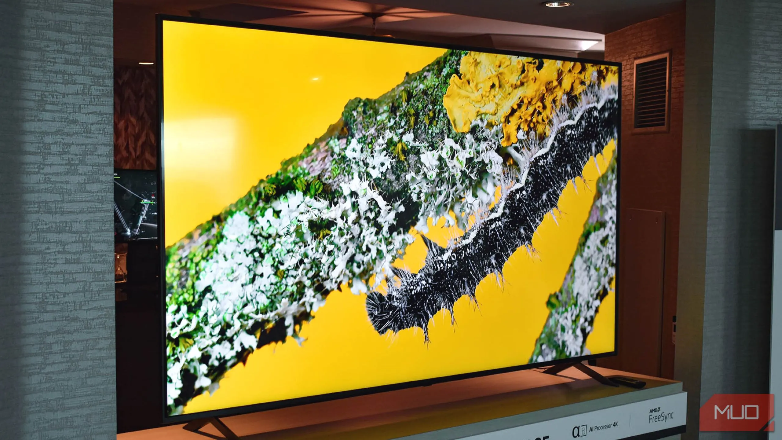 Màn hình TV LG QNED85 86 inch hiển thị tranh kỹ thuật số, gợi ý biến TV cũ thành khung ảnh thông minh.