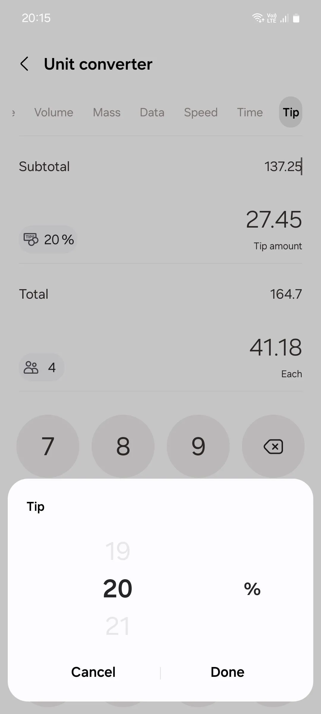 Màn hình ứng dụng Máy tính Samsung với tính năng tính tiền tip và chia hóa đơn hiển thị cách áp dụng phần trăm tip.