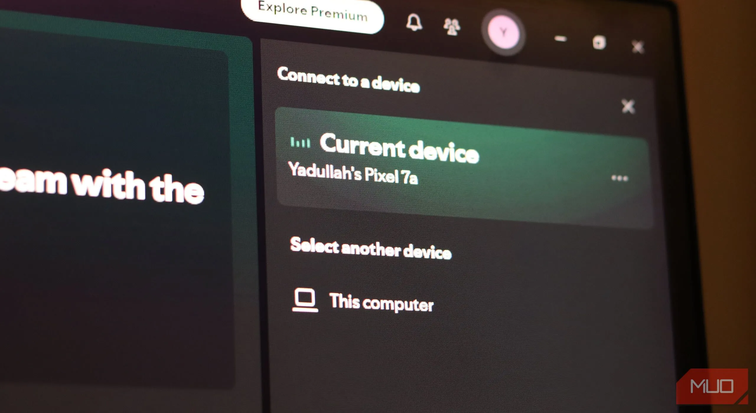 Màn hình ứng dụng Spotify trên Windows hiển thị tính năng Spotify Connect đang hoạt động để điều khiển nhạc từ xa.