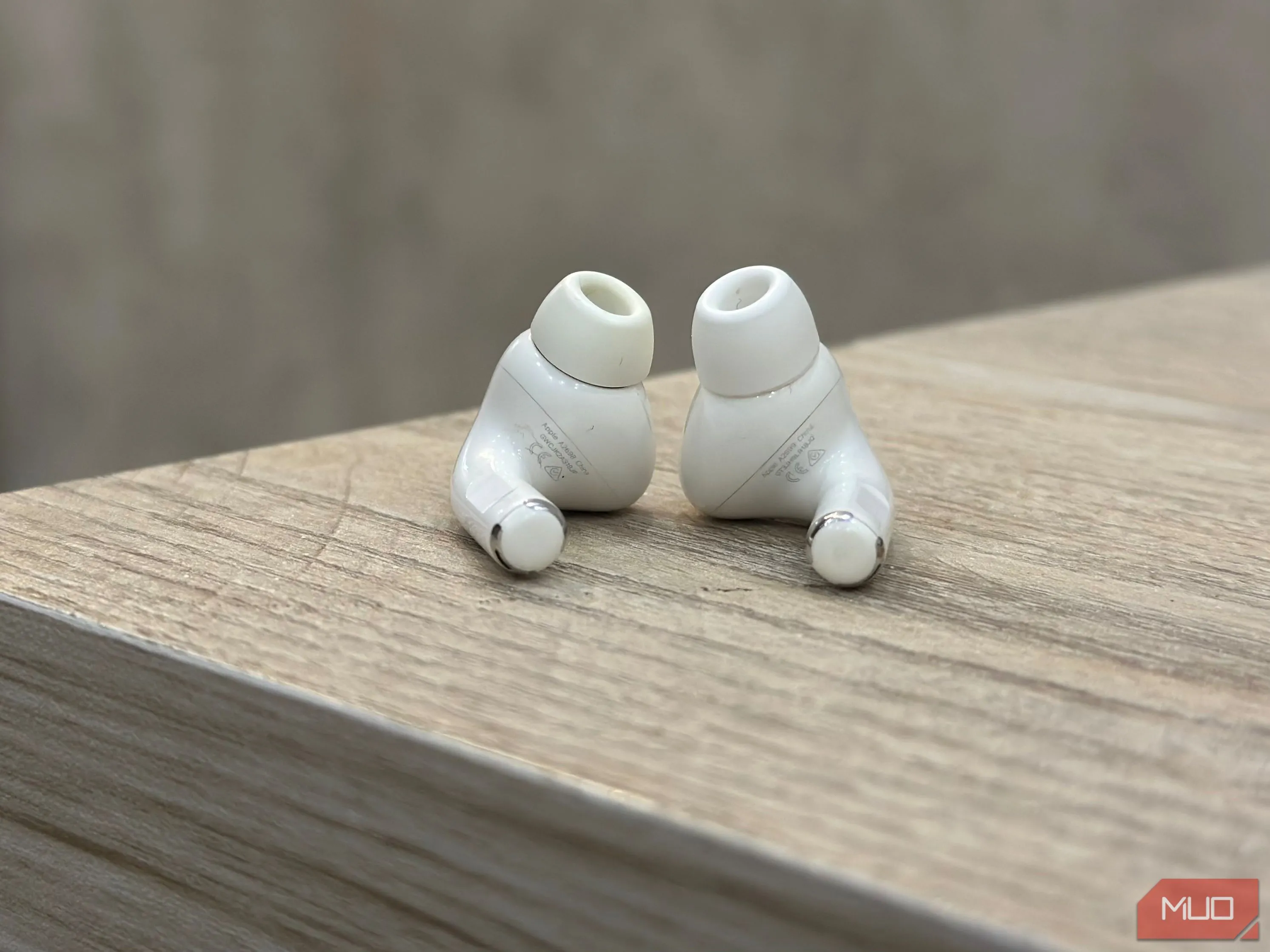 Mặt dưới của tai nghe AirPods Pro 2, minh họa vị trí in số model (Axxxx)