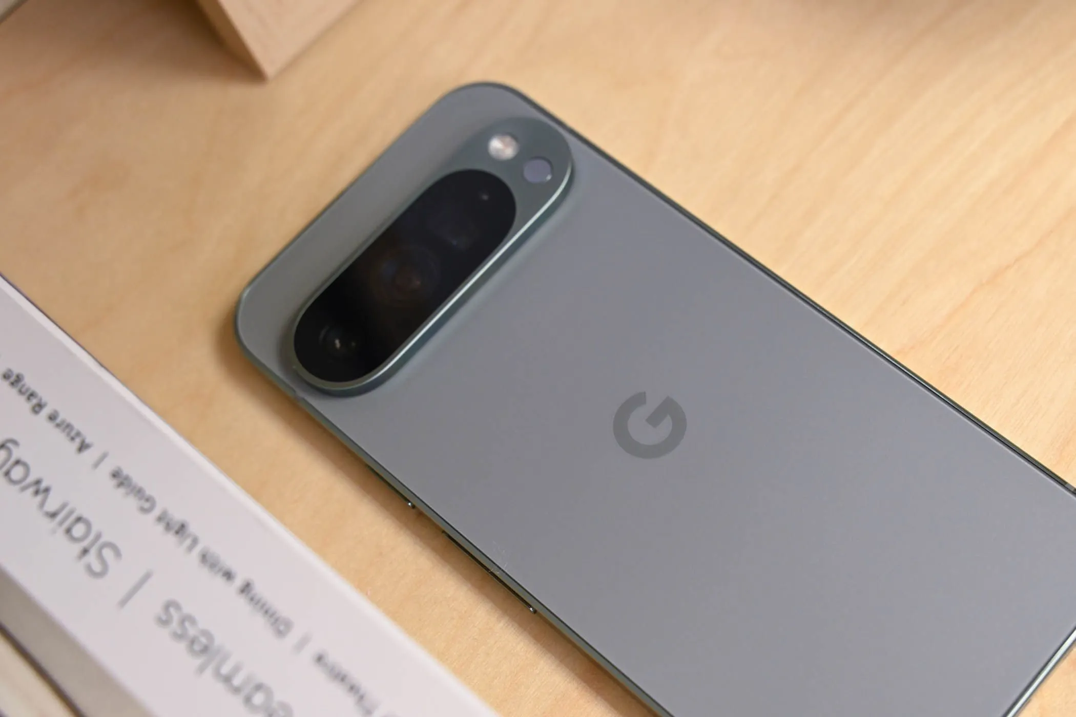 Mặt lưng của chiếc Google Pixel 9 Pro được bảo vệ tổng thể