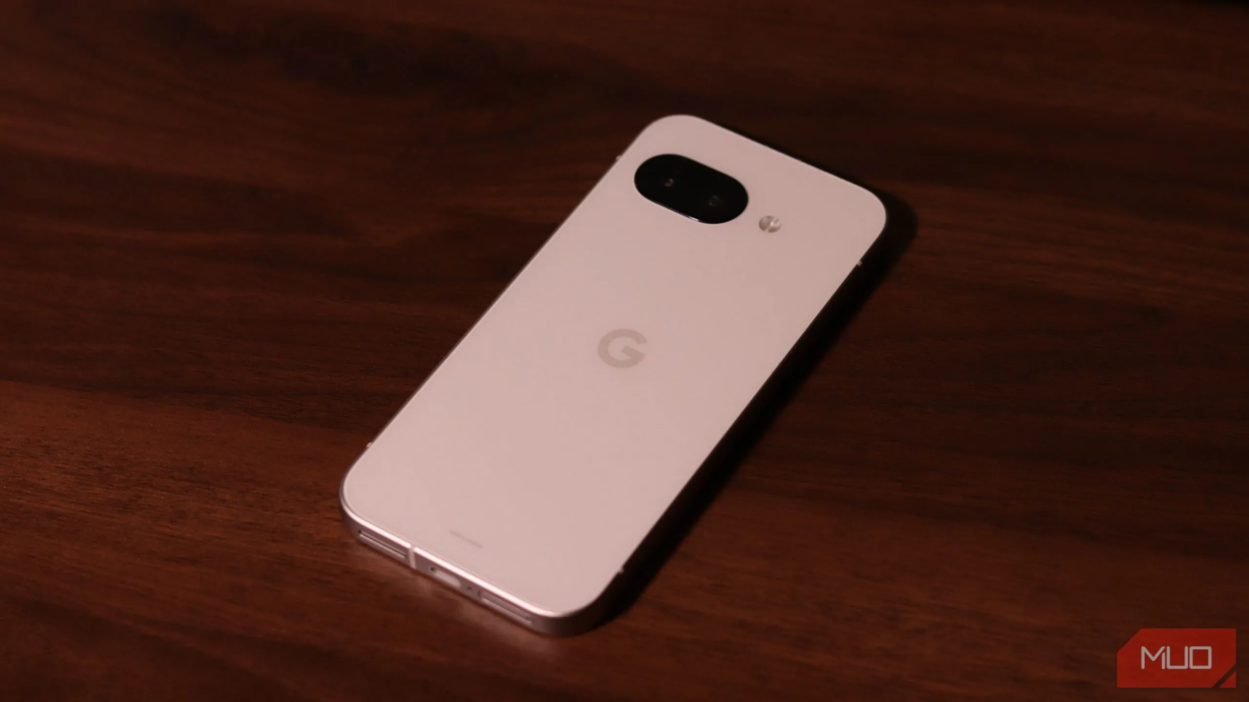Mặt lưng của điện thoại Google Pixel 9a đặt trên bề mặt gỗ, tượng trưng cho những dữ liệu lưu trữ cục bộ có thể mất vĩnh viễn khi thiết bị bị đánh cắp