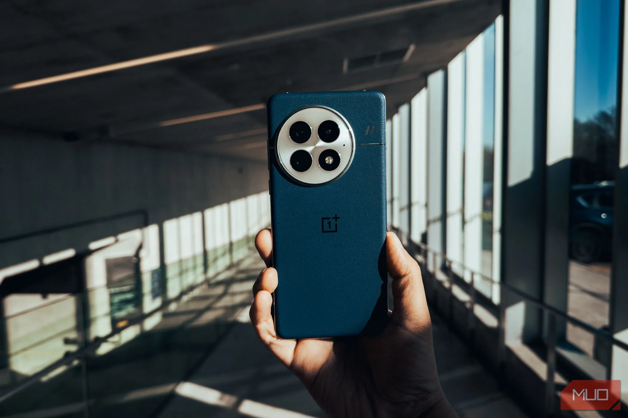 Mặt lưng của OnePlus 13 với thiết kế sang trọng, trên nền một khu đô thị hiện đại.