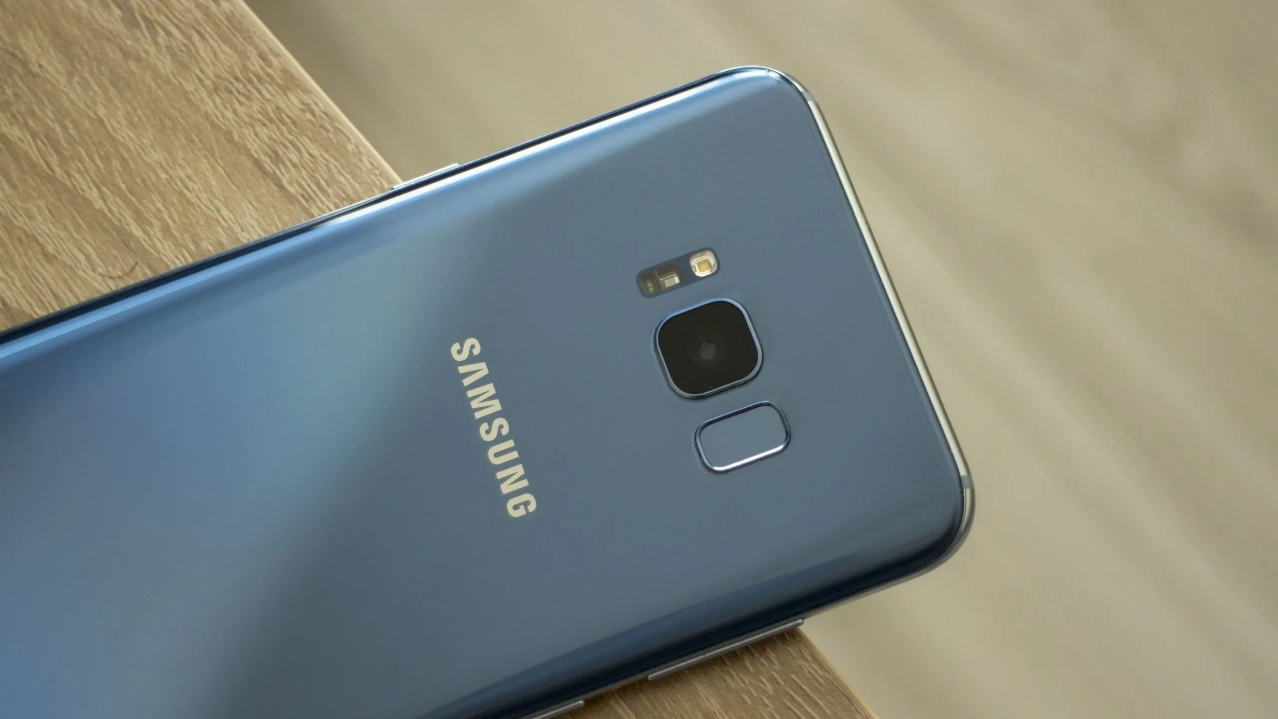 Mặt lưng điện thoại Samsung Galaxy S8 Plus cho thấy cảm biến đo nhịp tim nằm gần camera sau, minh họa tính năng đo sức khỏe