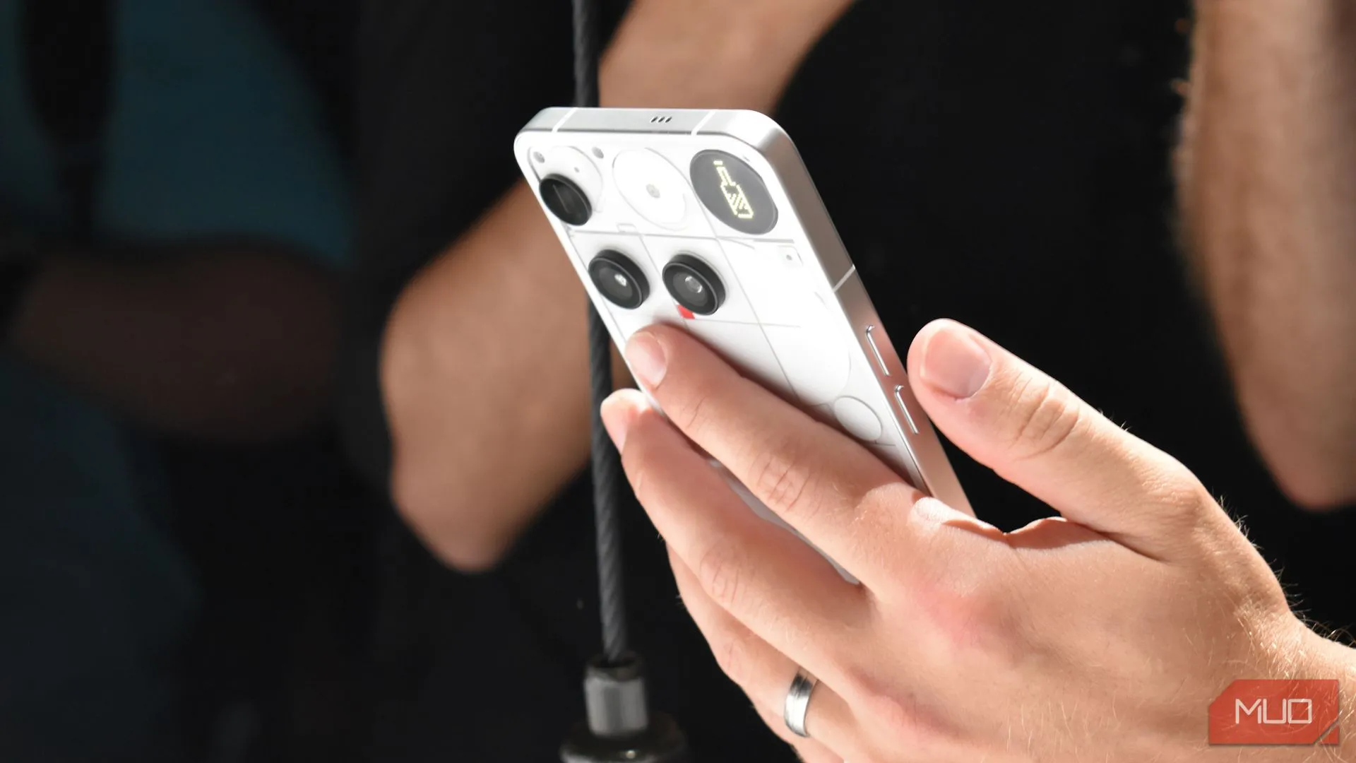 Mặt lưng trong suốt của Nothing Phone (3) hiển thị giao diện Glyph Matrix với các đèn LED bố trí dạng chấm.